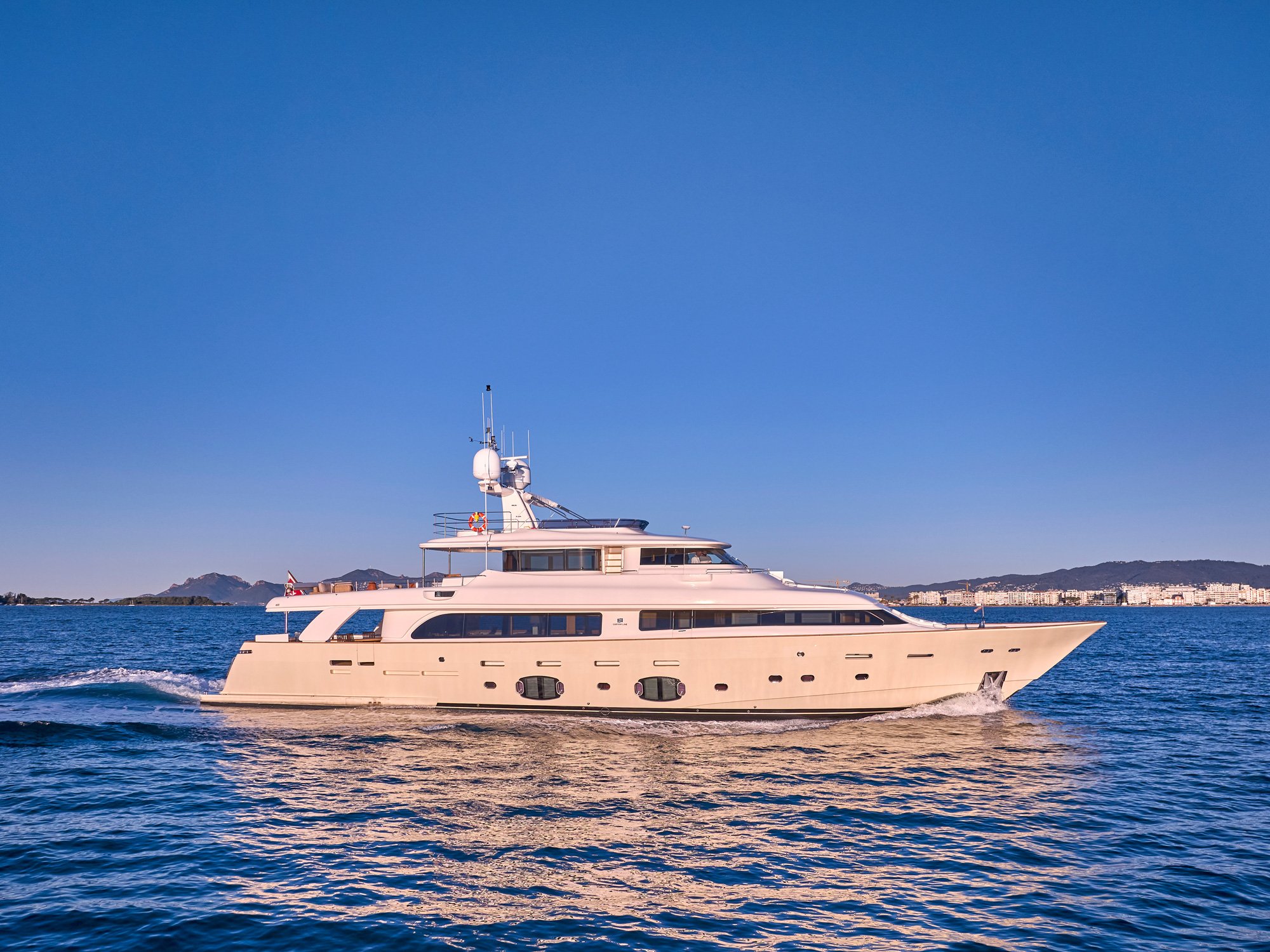 BEST OFF yacht exterior profile