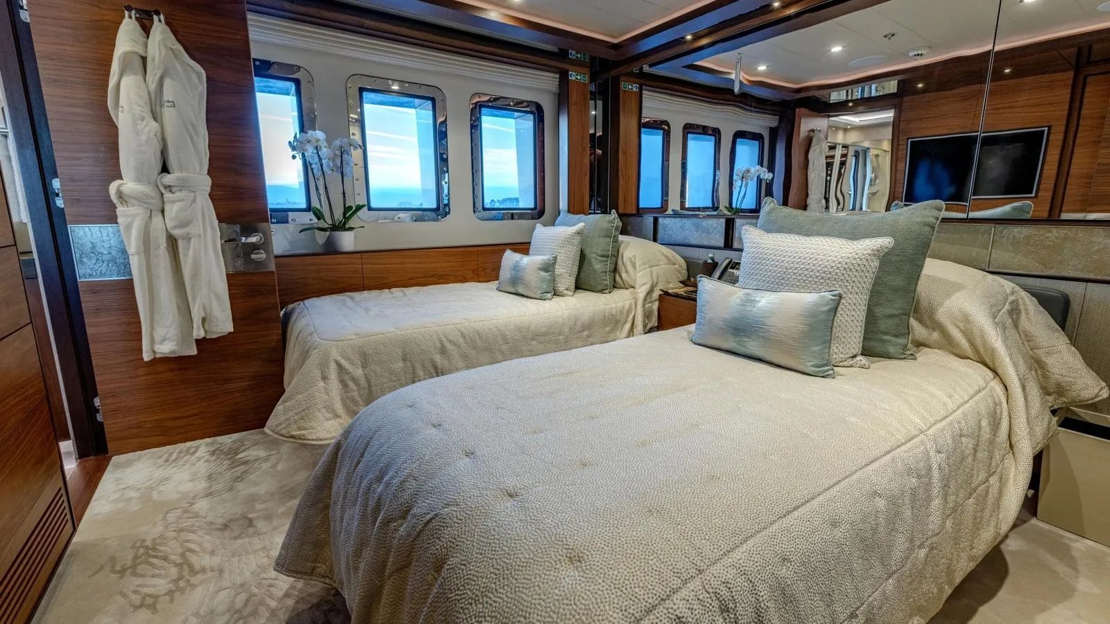 QUASAR yacht detail photo