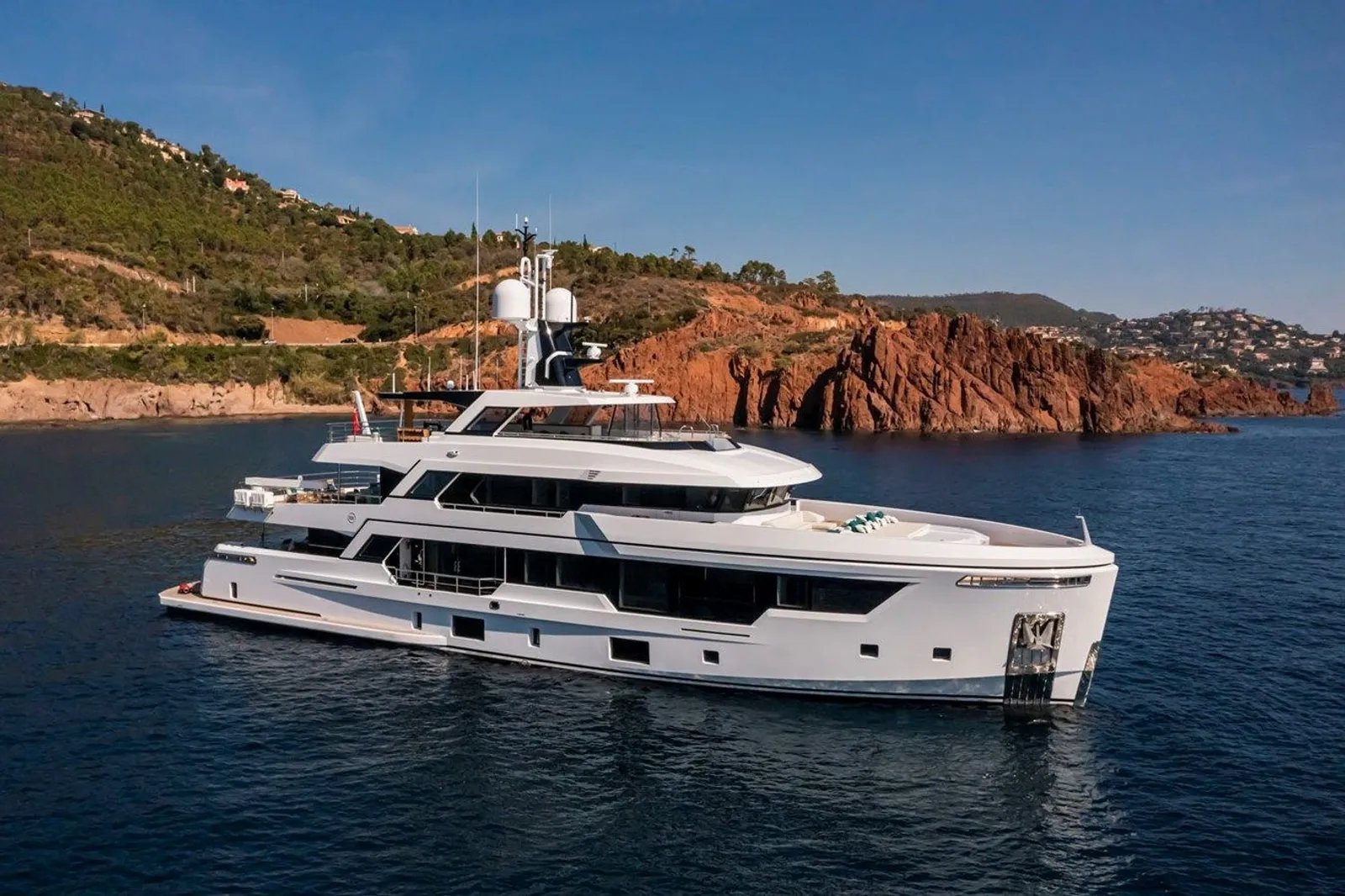 EMOCEAN yacht exterior profile