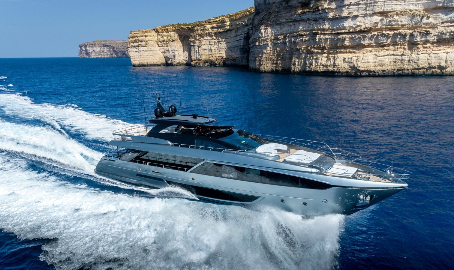 FIGURATI yacht exterior profile