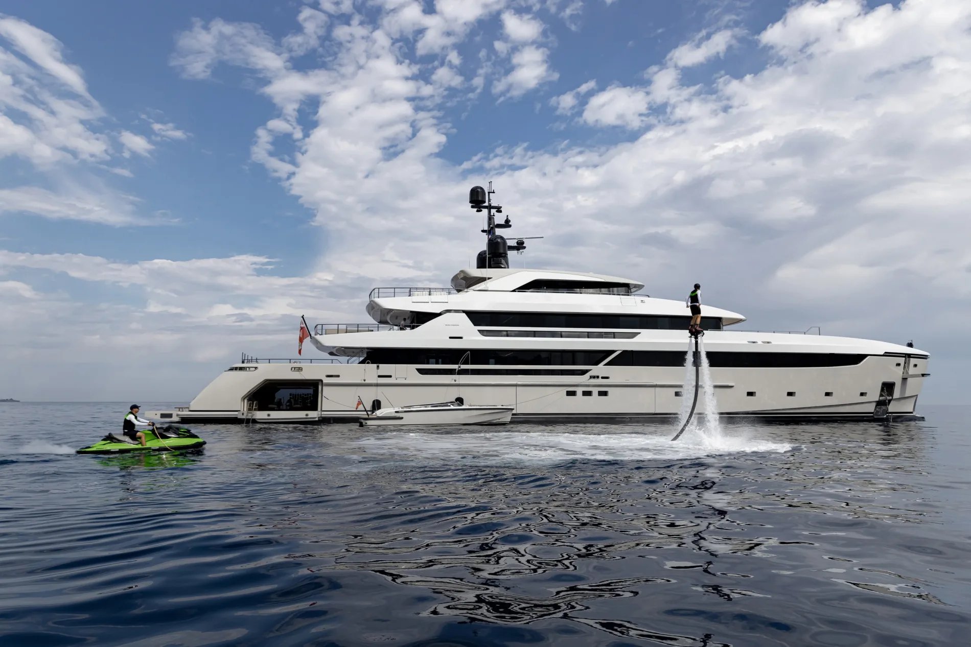 LEMON TREE yacht exterior profile
