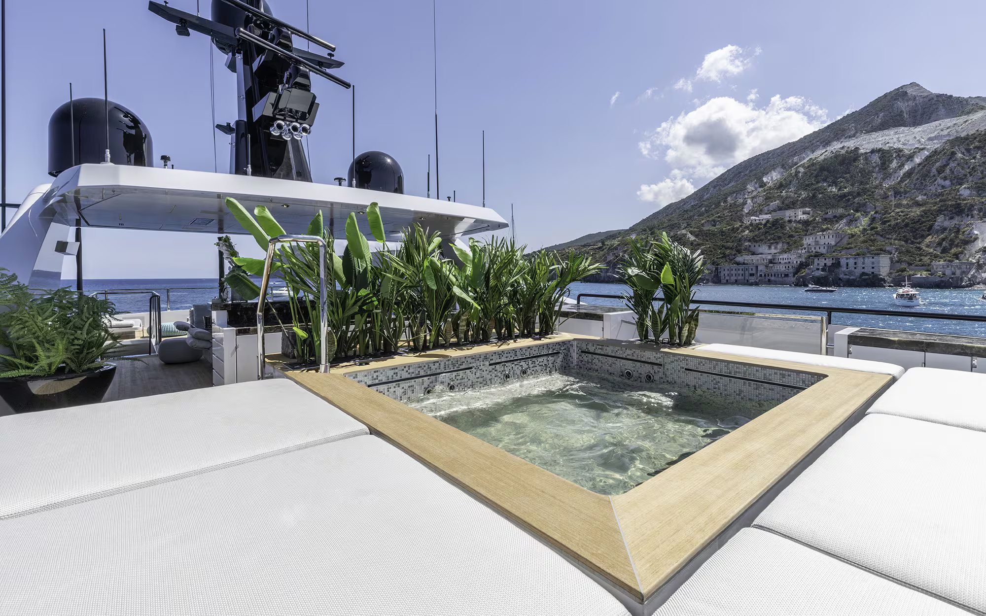 LEL yacht detail photo