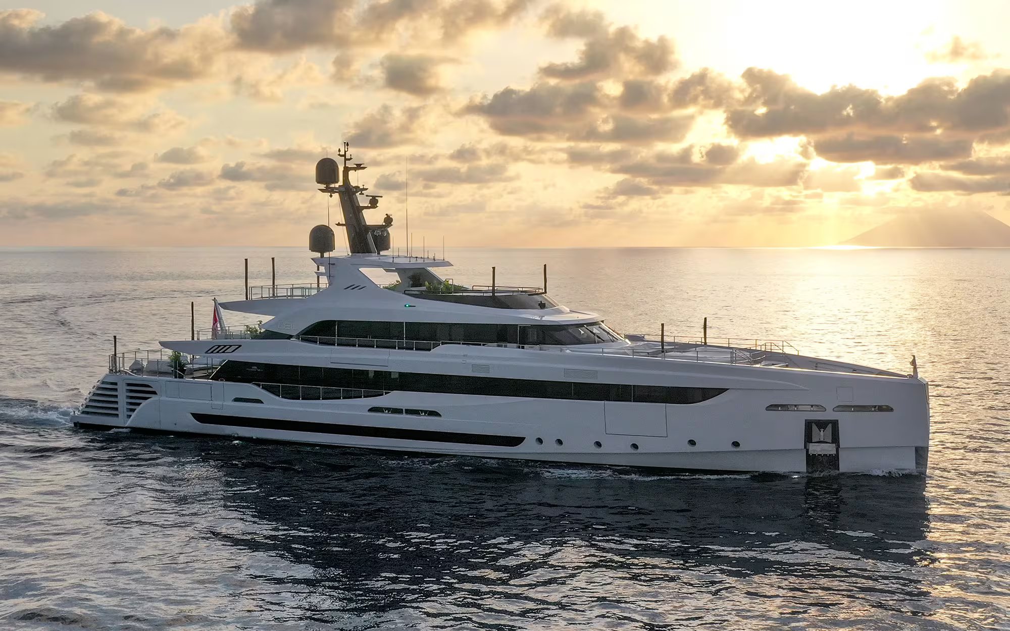 LEL yacht exterior profile