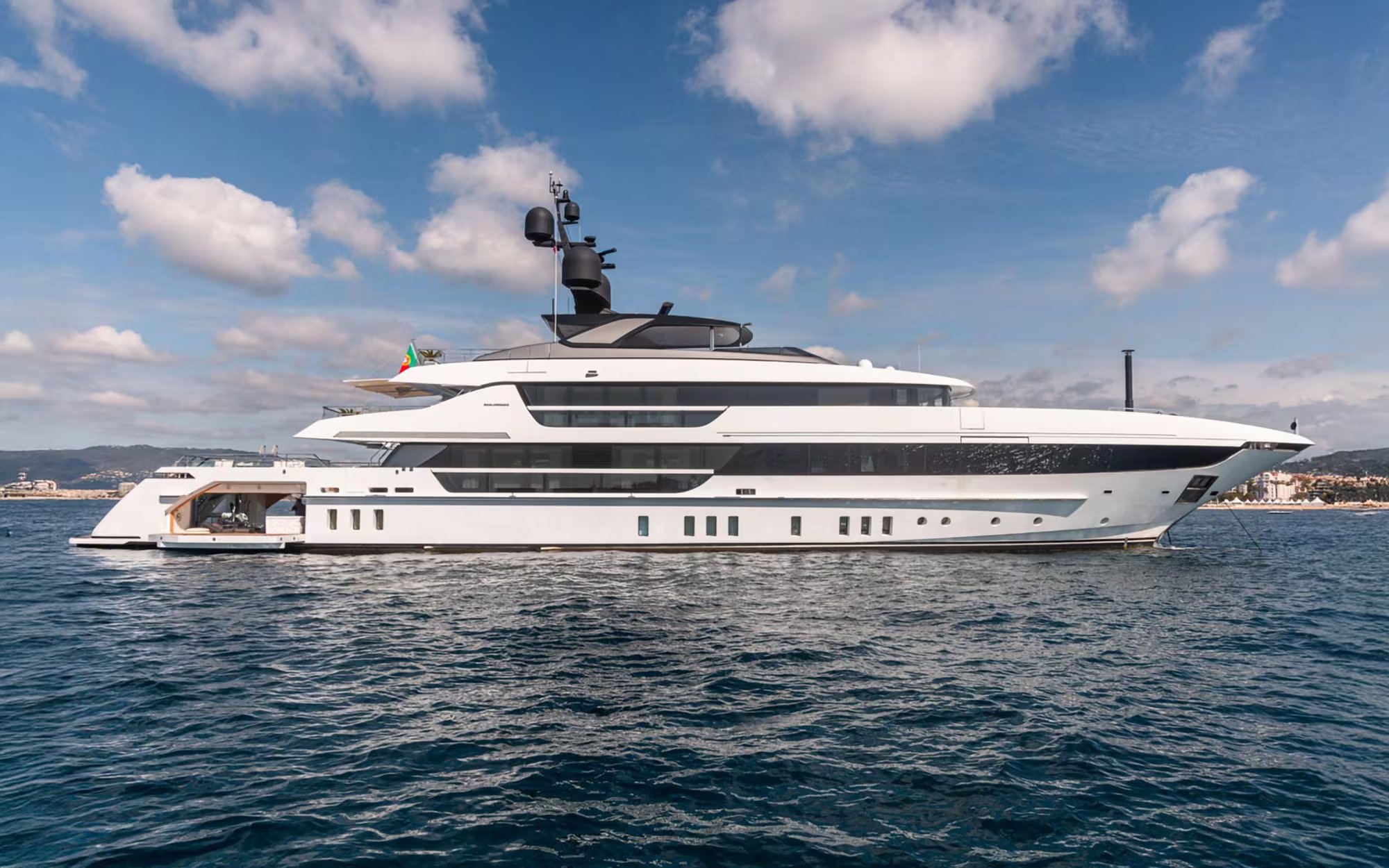 ALULIM yacht exterior profile