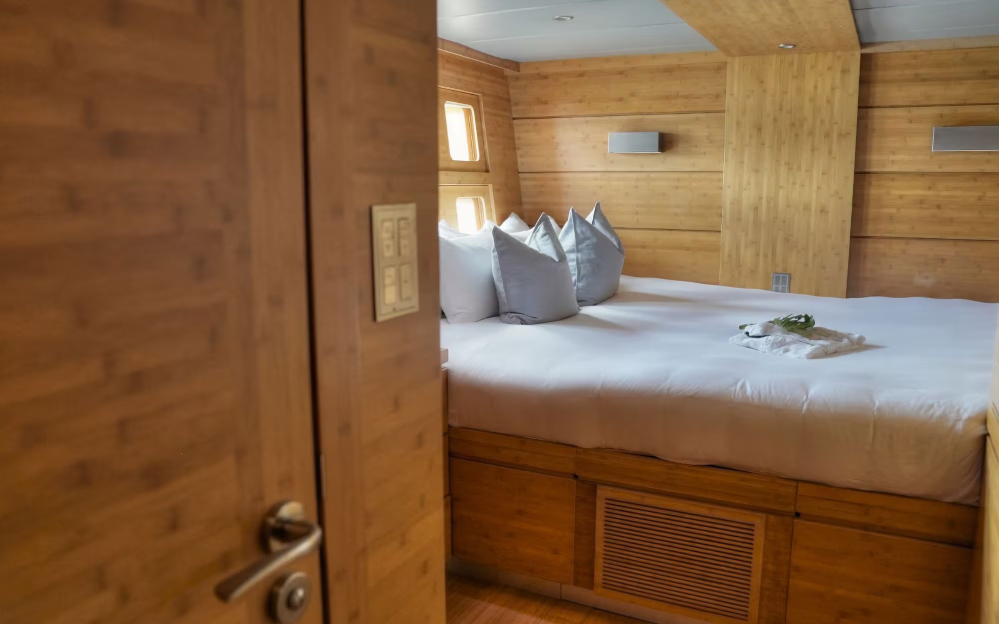 CHE yacht detail photo