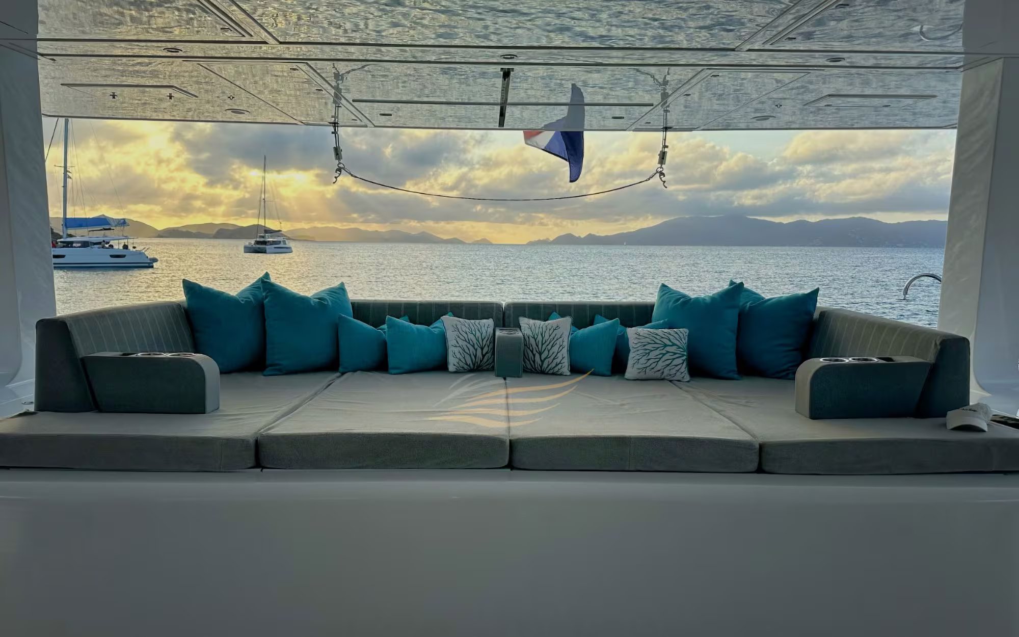 CHE main salon interior