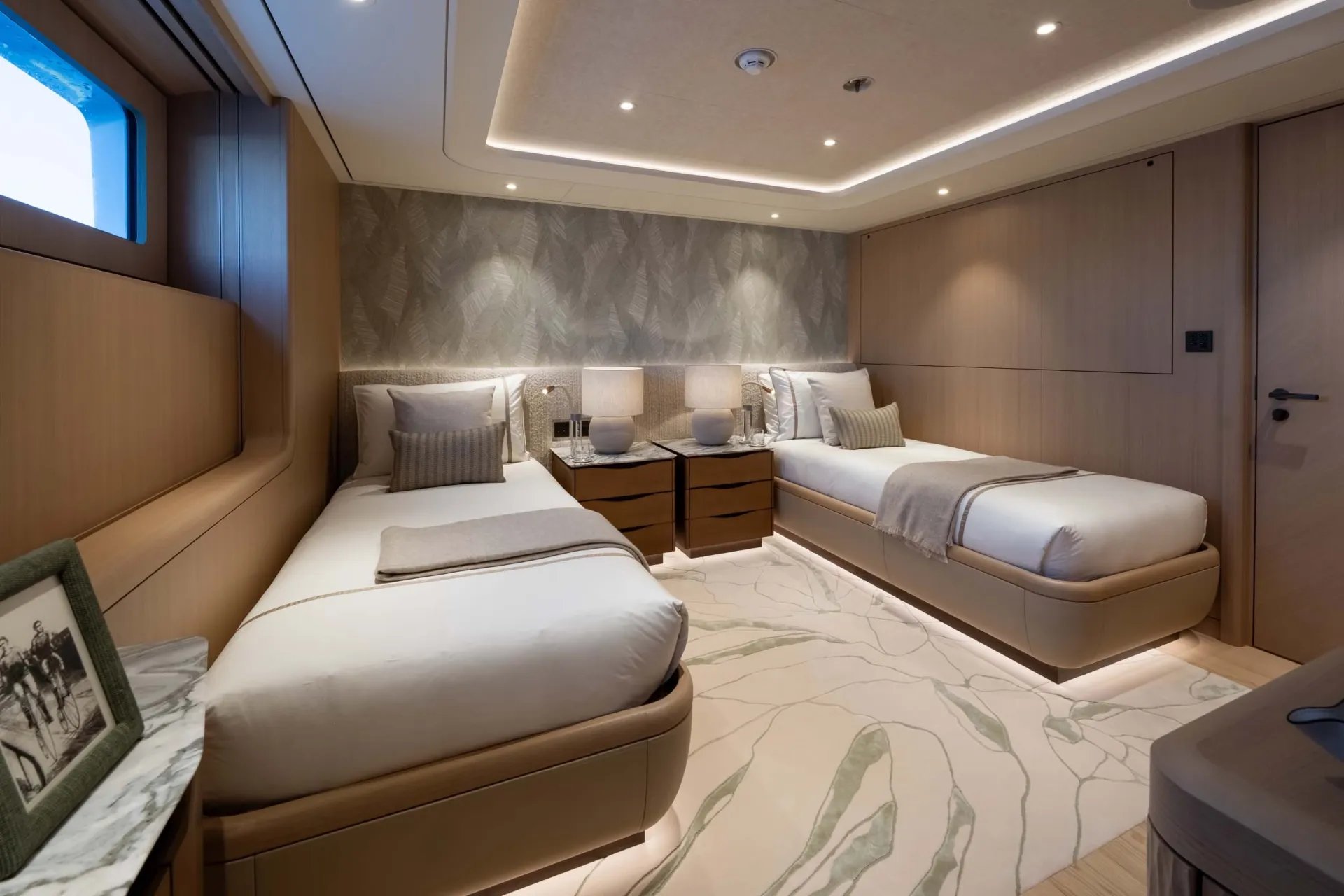 QU2 yacht detail photo