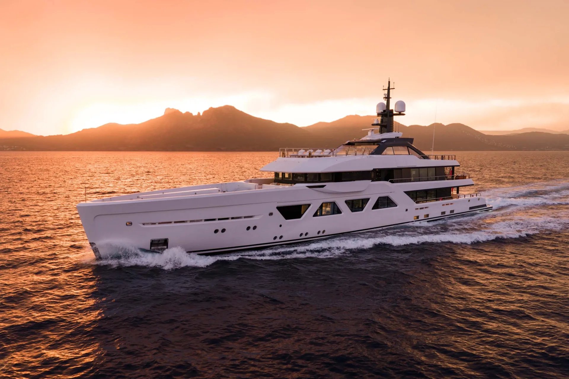 QU2 yacht detail photo
