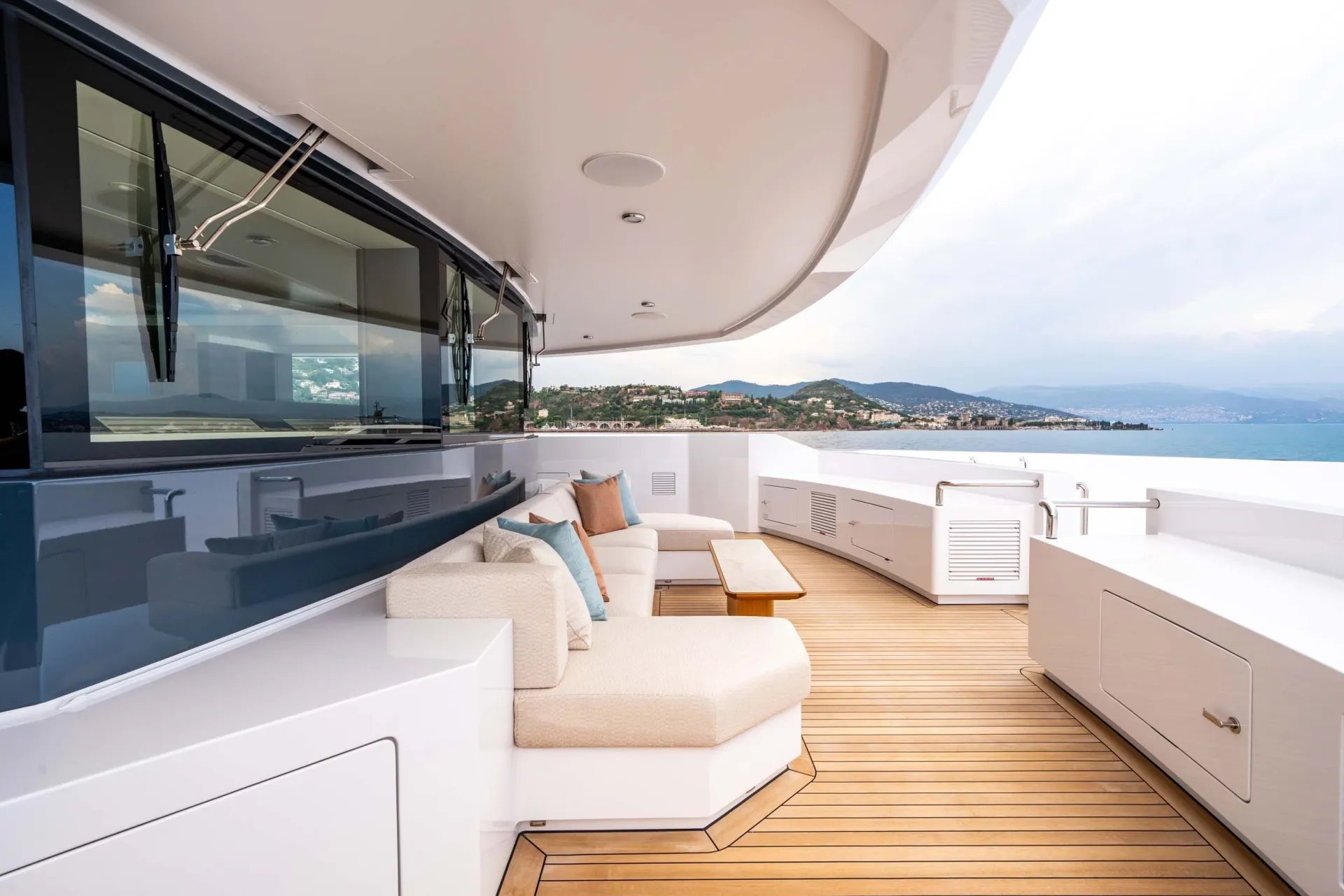 QU2 yacht detail photo