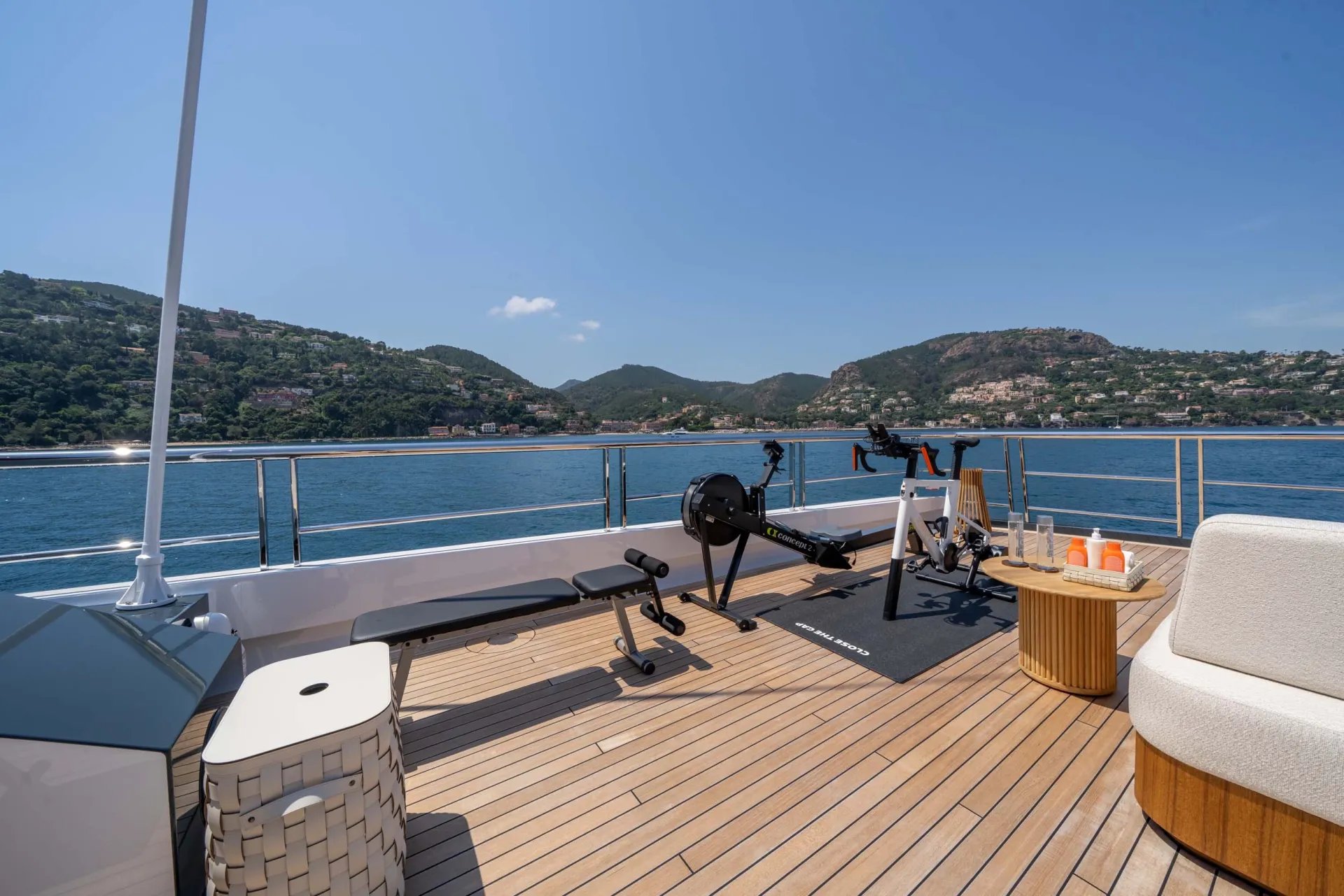 QU2 yacht detail photo