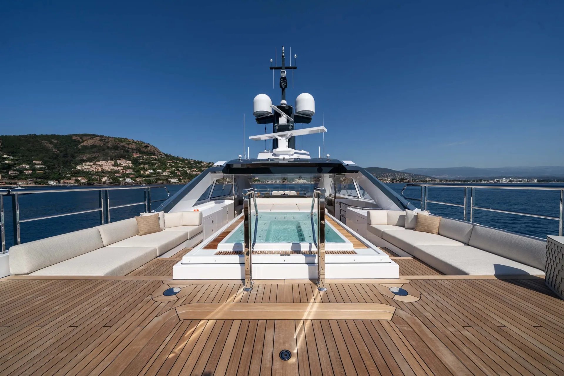 QU2 yacht detail photo