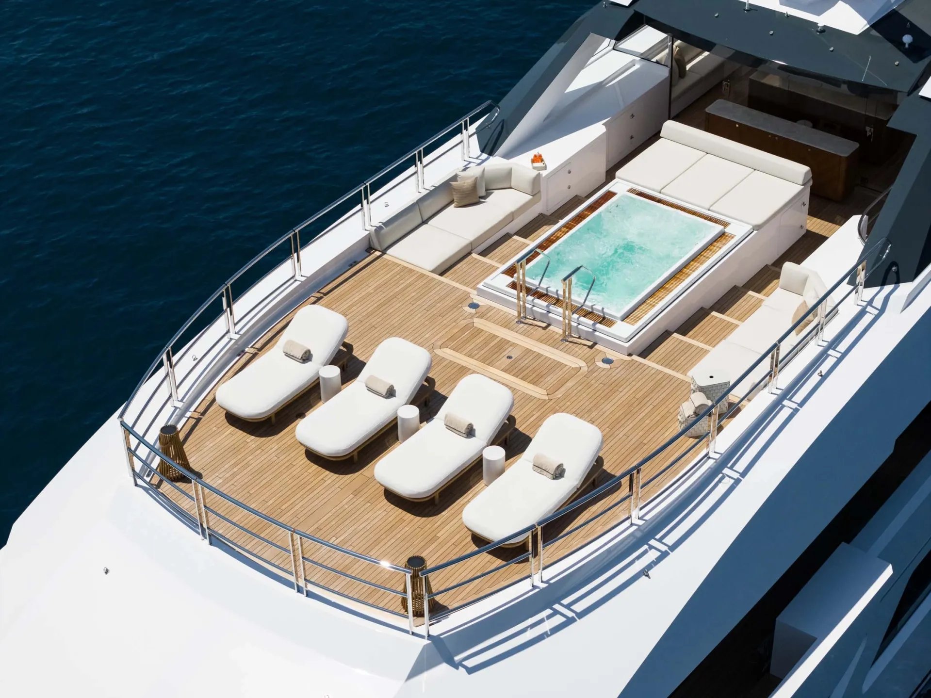 QU2 yacht detail photo