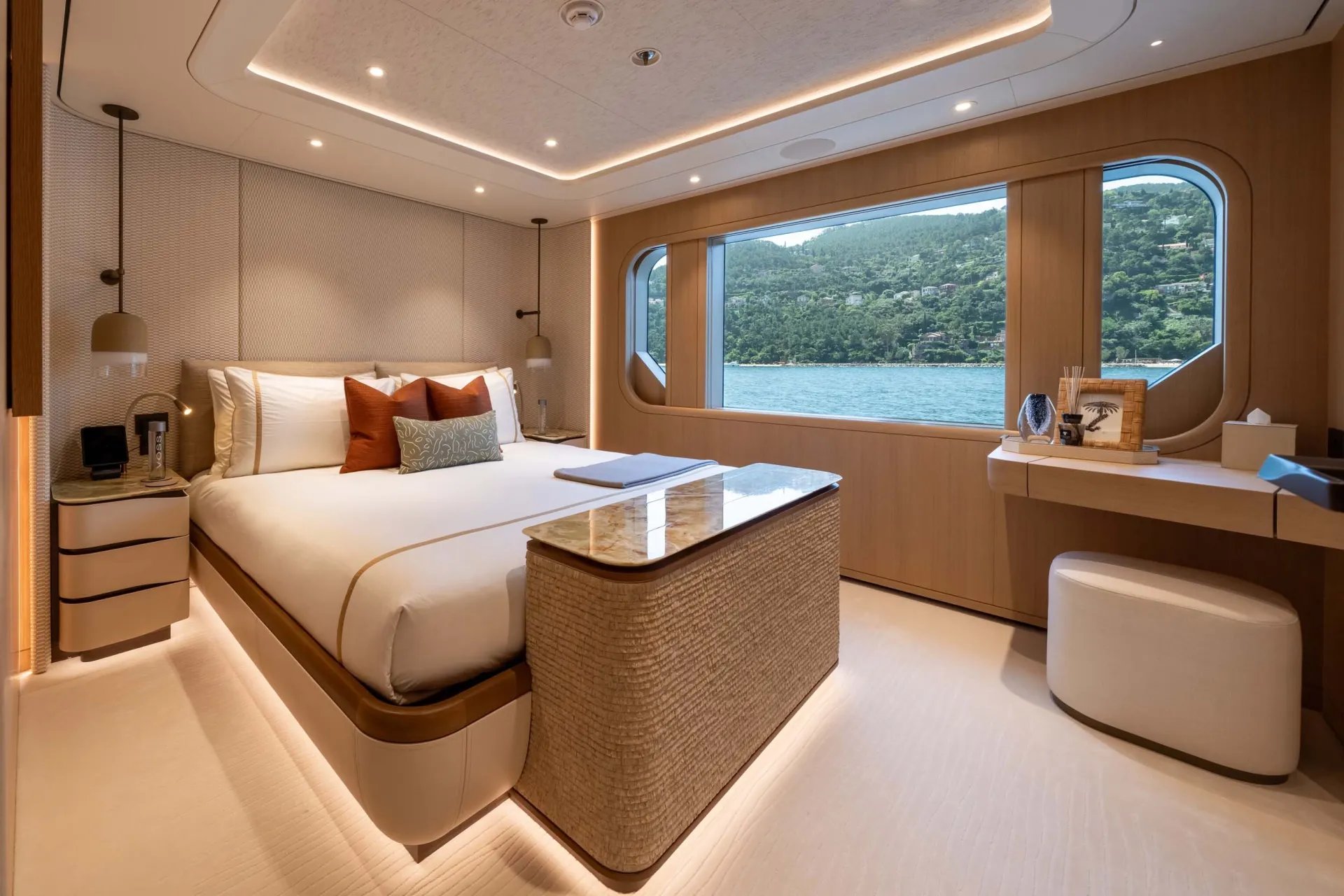 QU2 yacht detail photo