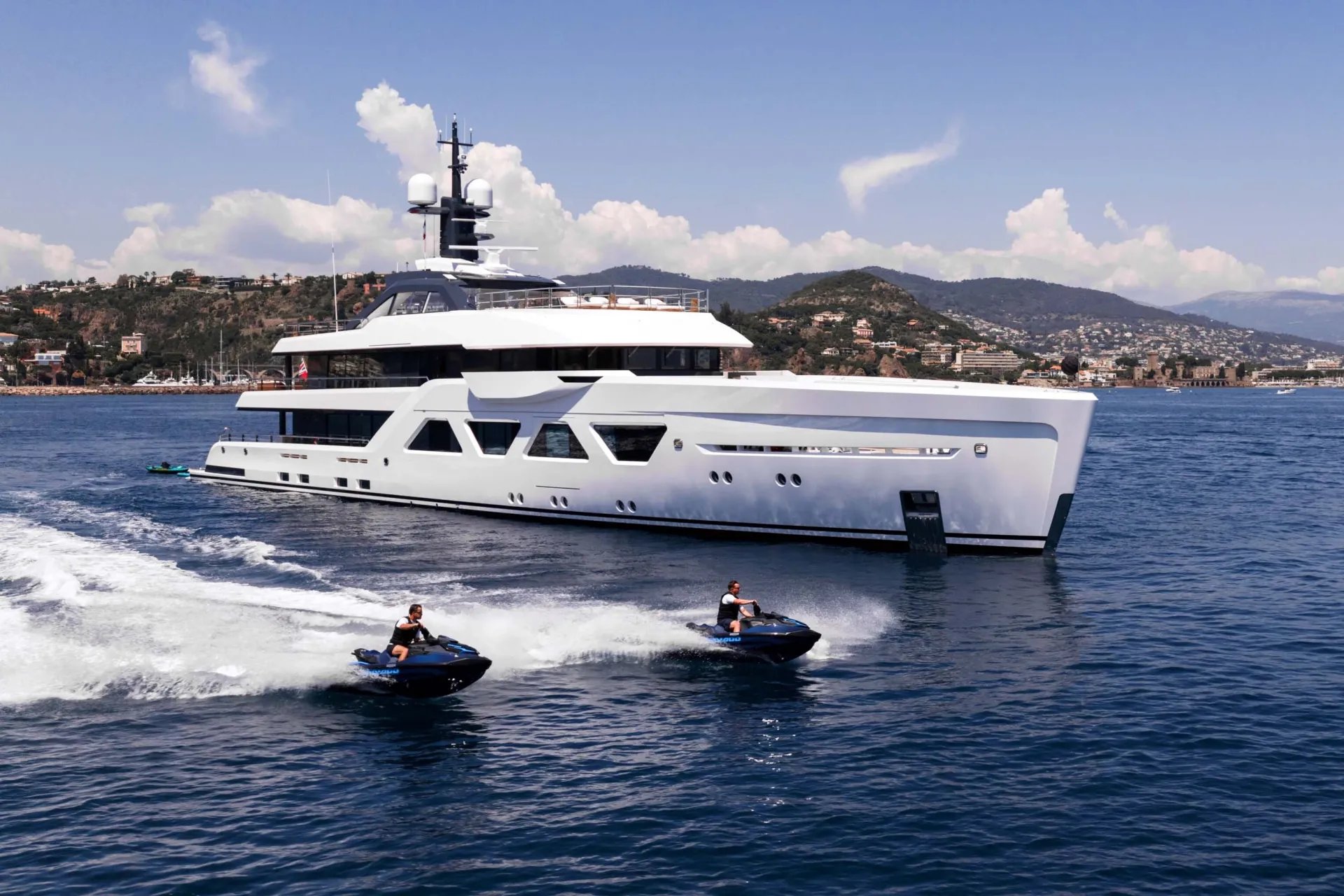 QU2 yacht detail photo