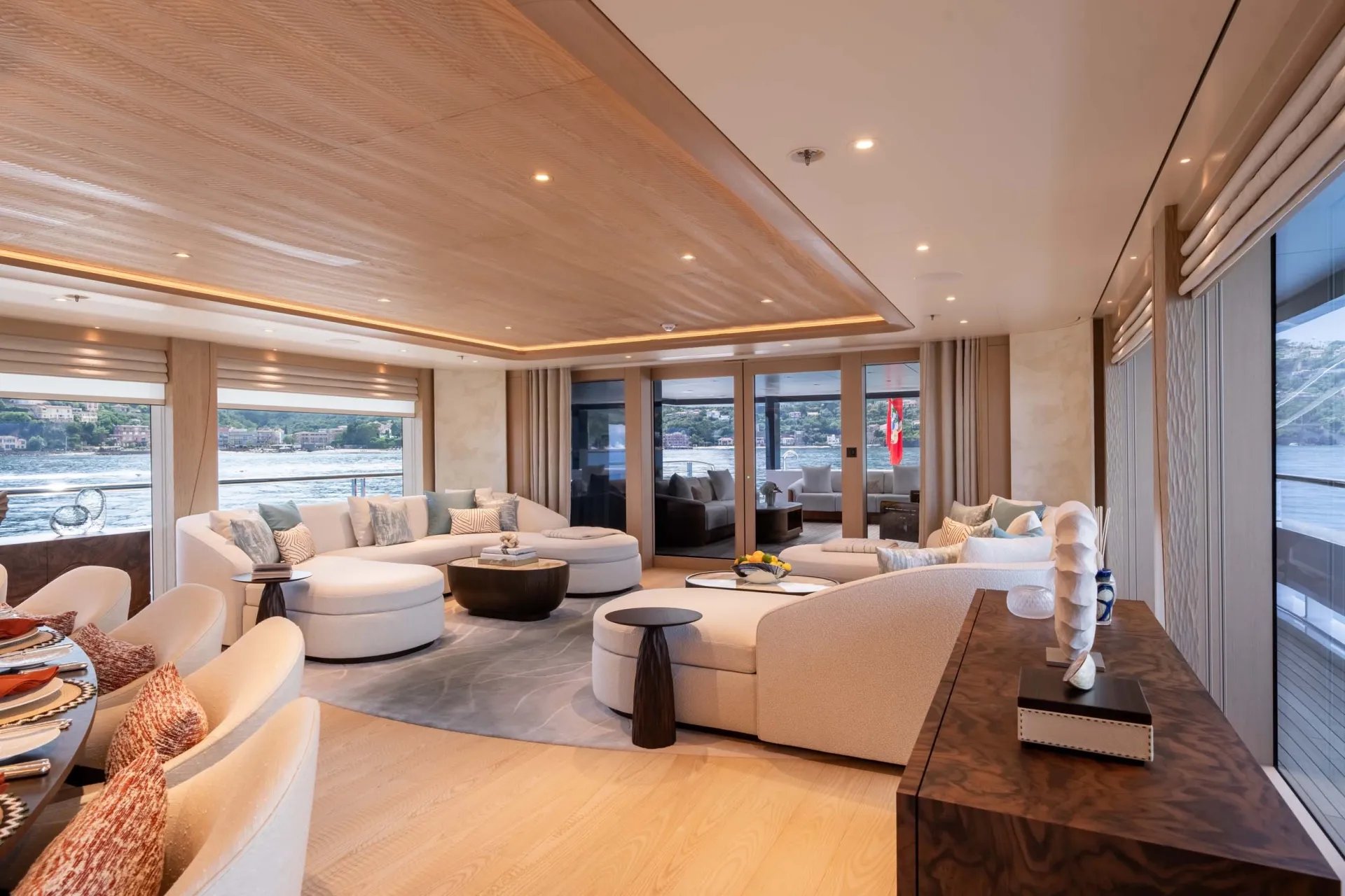 QU2 yacht detail photo
