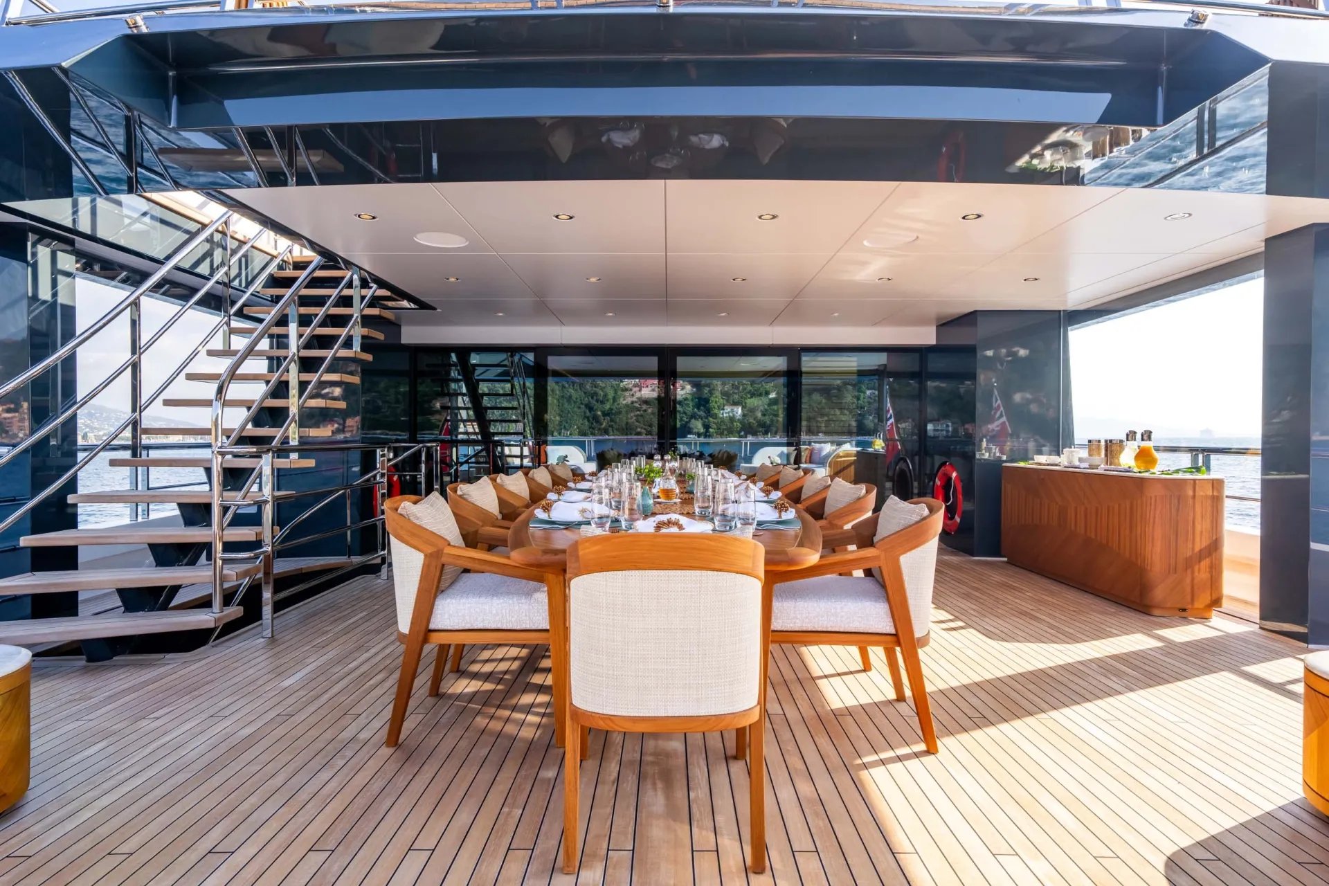 QU2 yacht detail photo