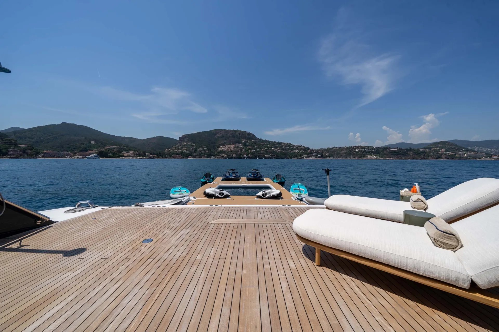 QU2 yacht detail photo