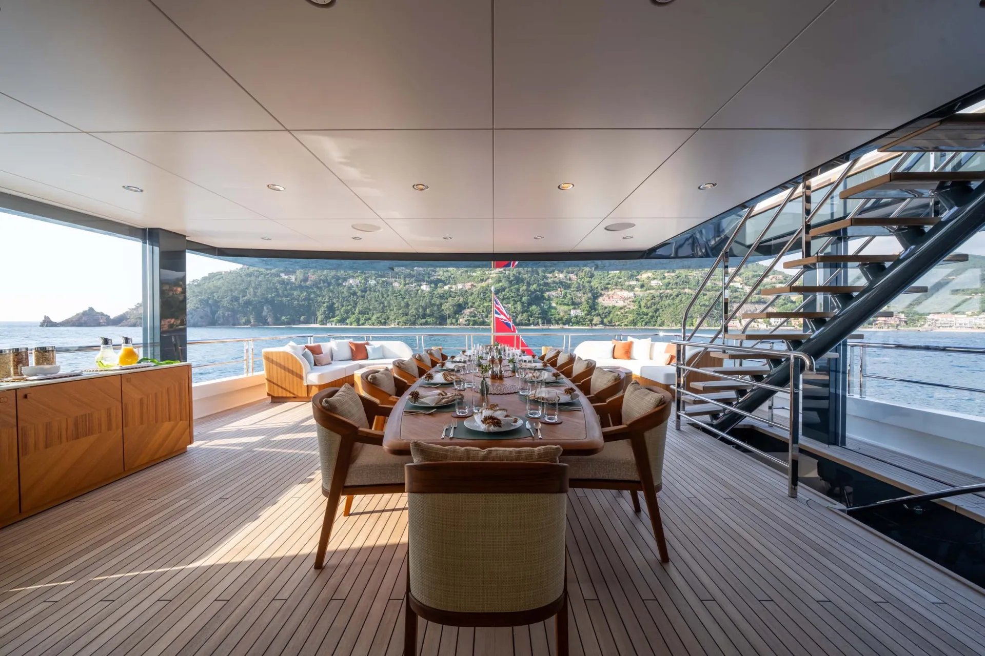 QU2 yacht detail photo
