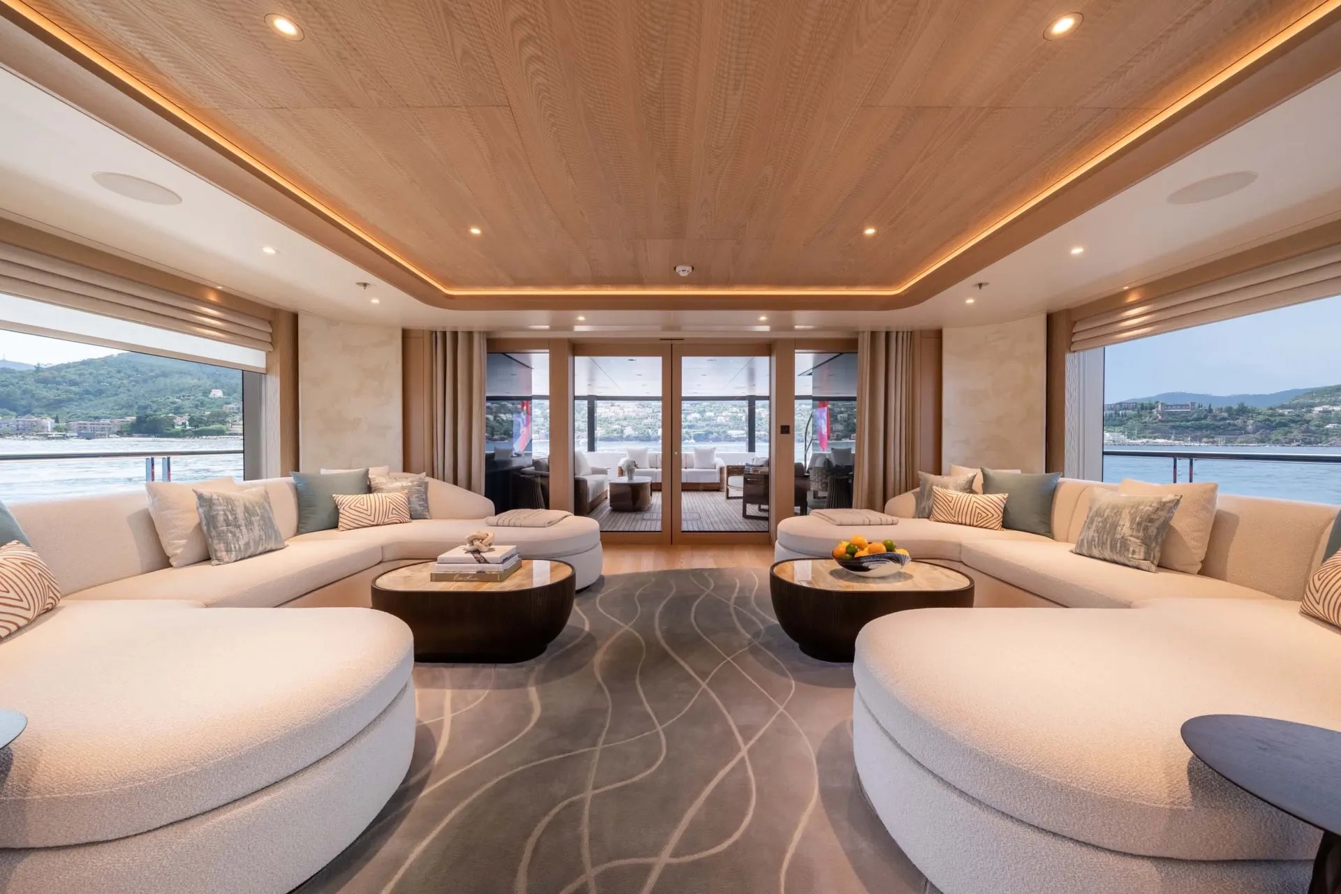 QU2 yacht detail photo