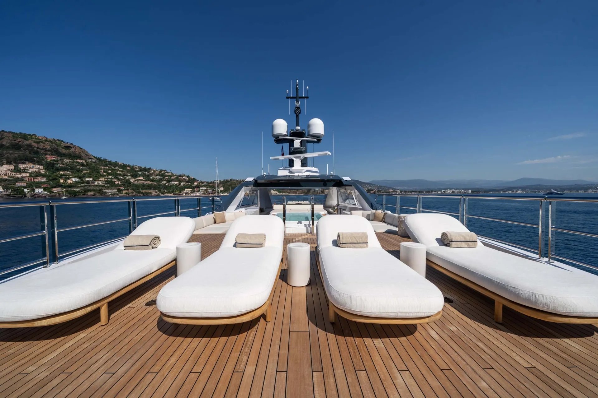 QU2 yacht detail photo