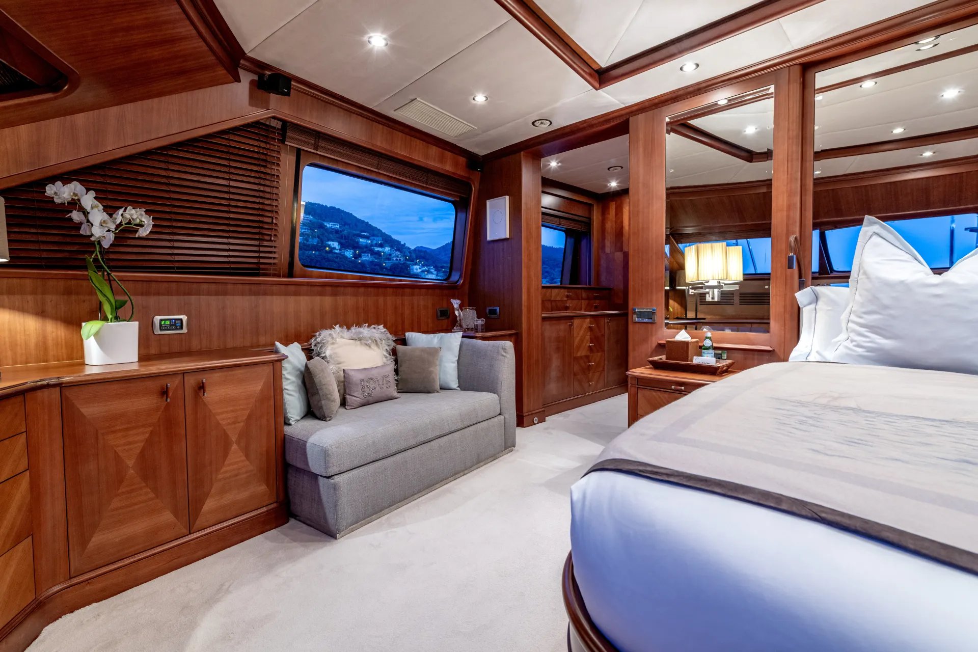 SEA BLUEZ yacht detail photo