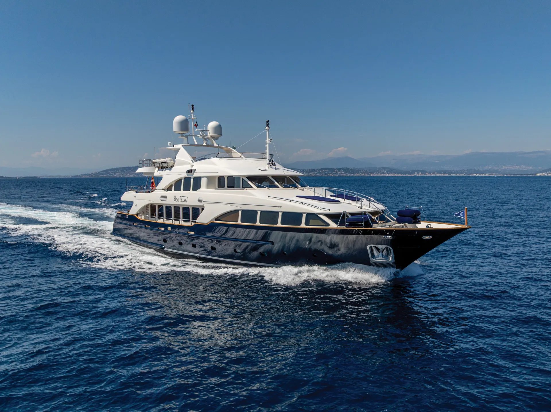 SEA BLUEZ yacht exterior profile