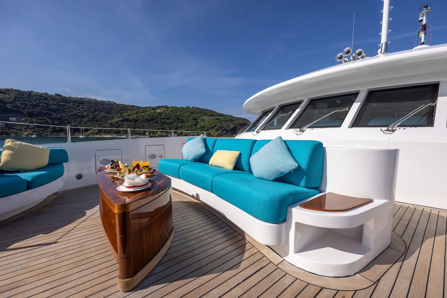 HOLIDAY yacht detail photo