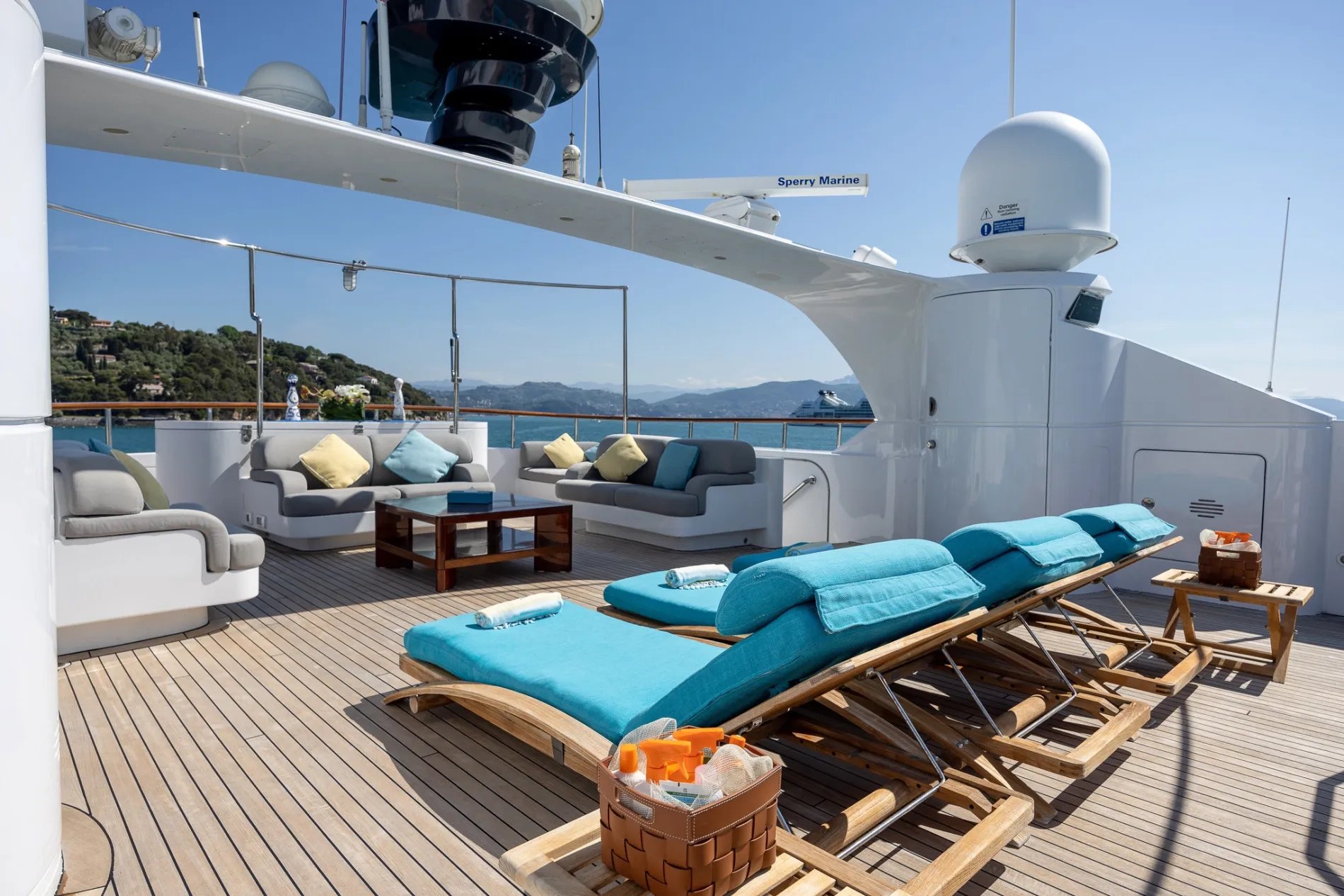 HOLIDAY yacht detail photo