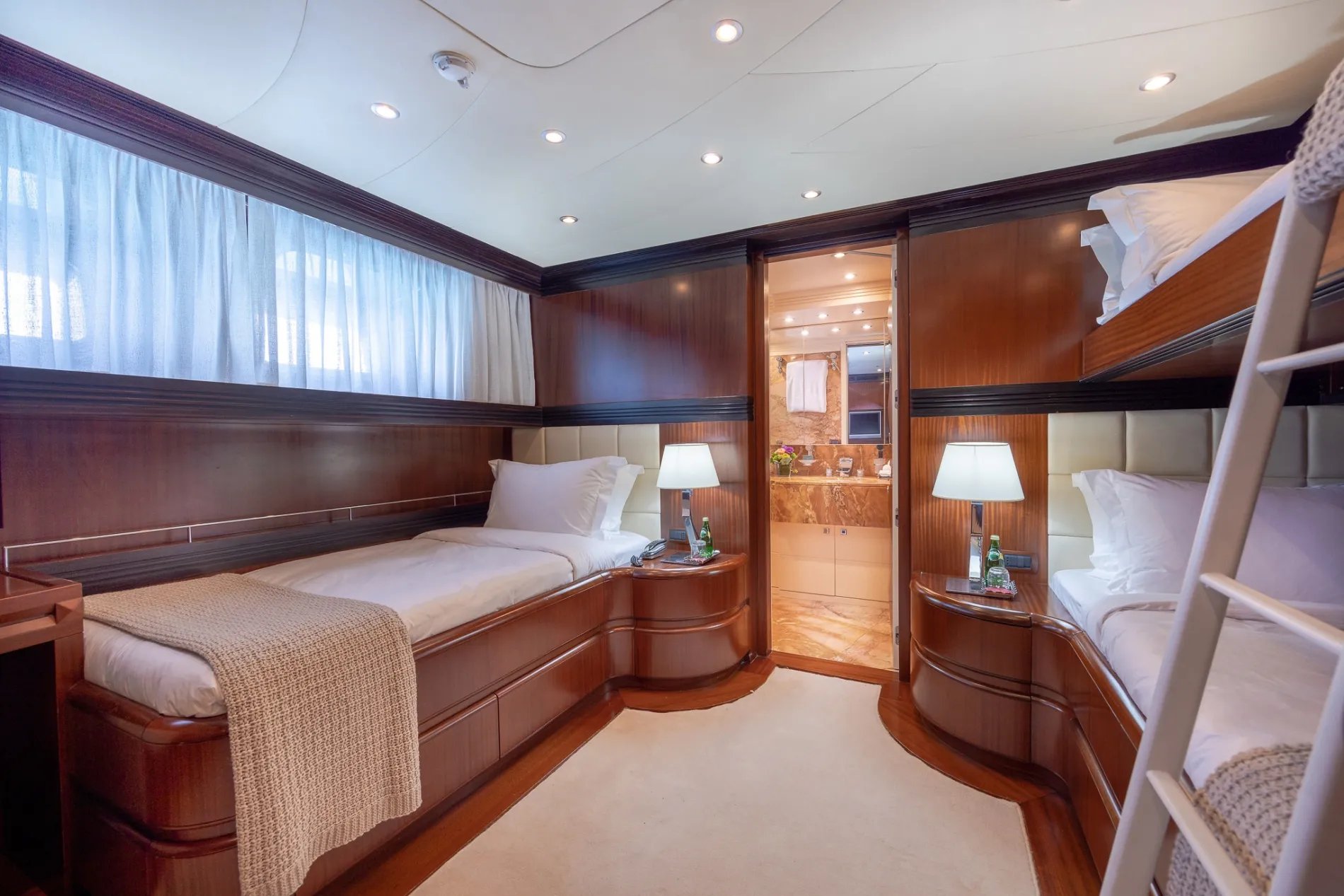 HOLIDAY yacht detail photo