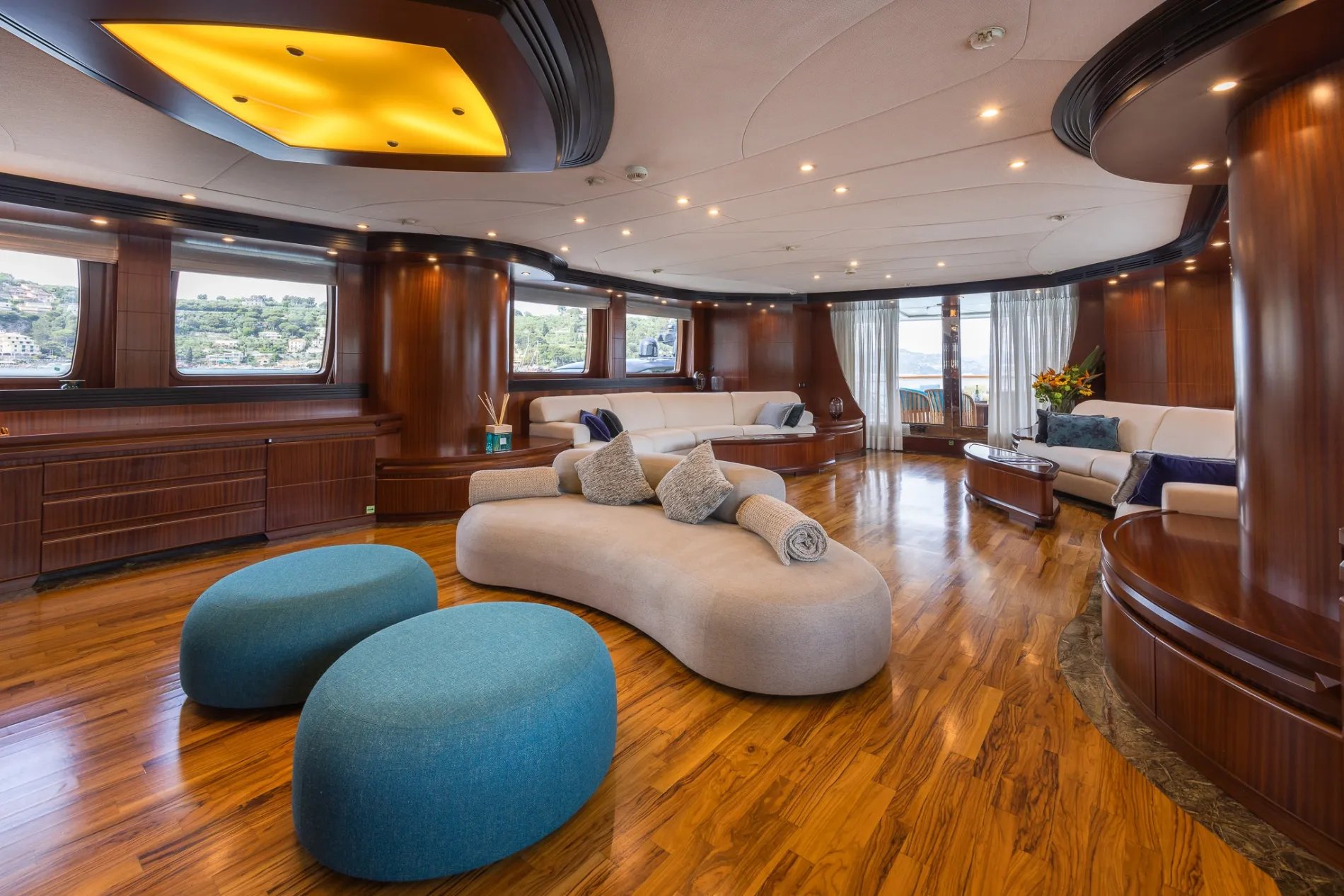 HOLIDAY yacht detail photo