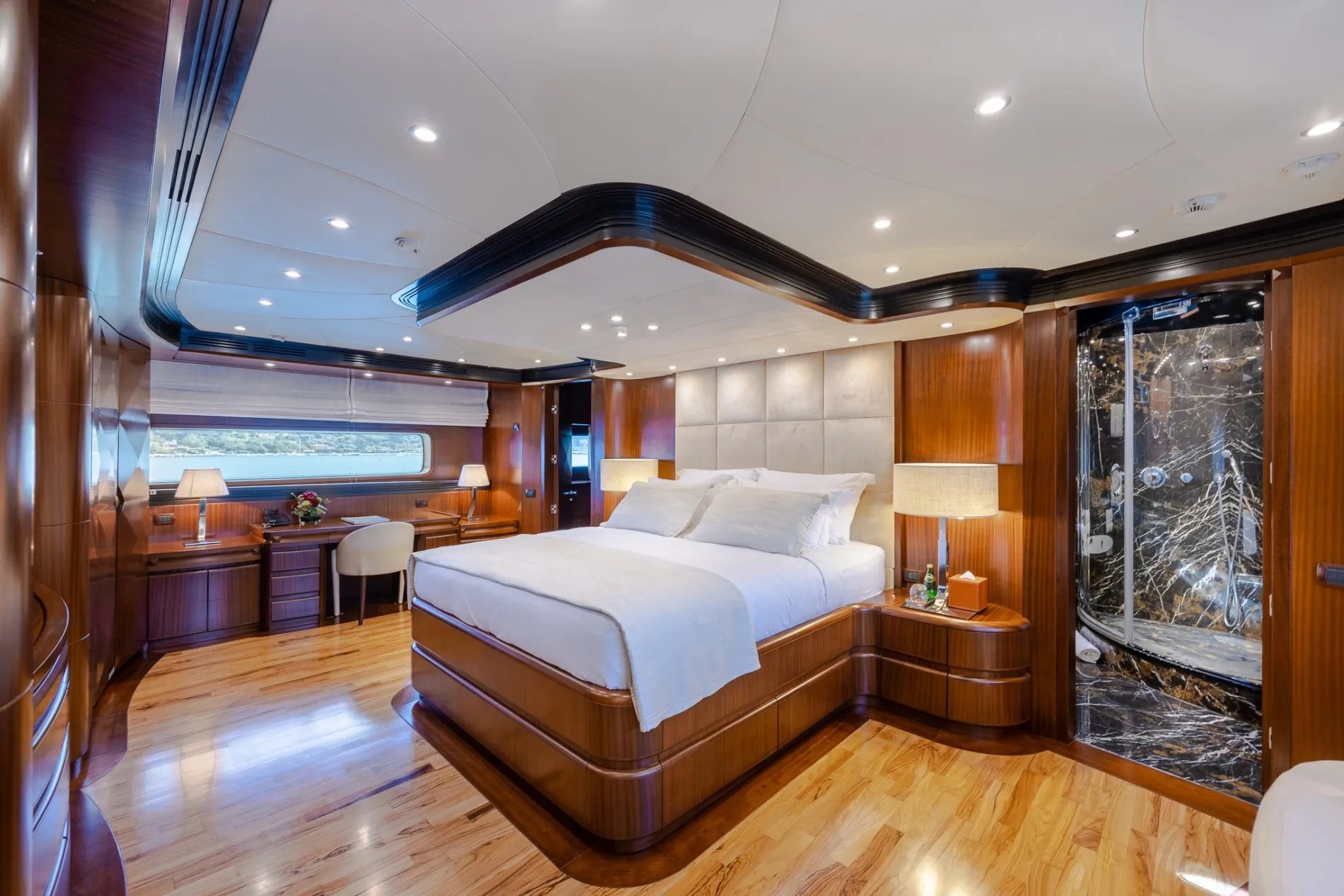 HOLIDAY yacht detail photo