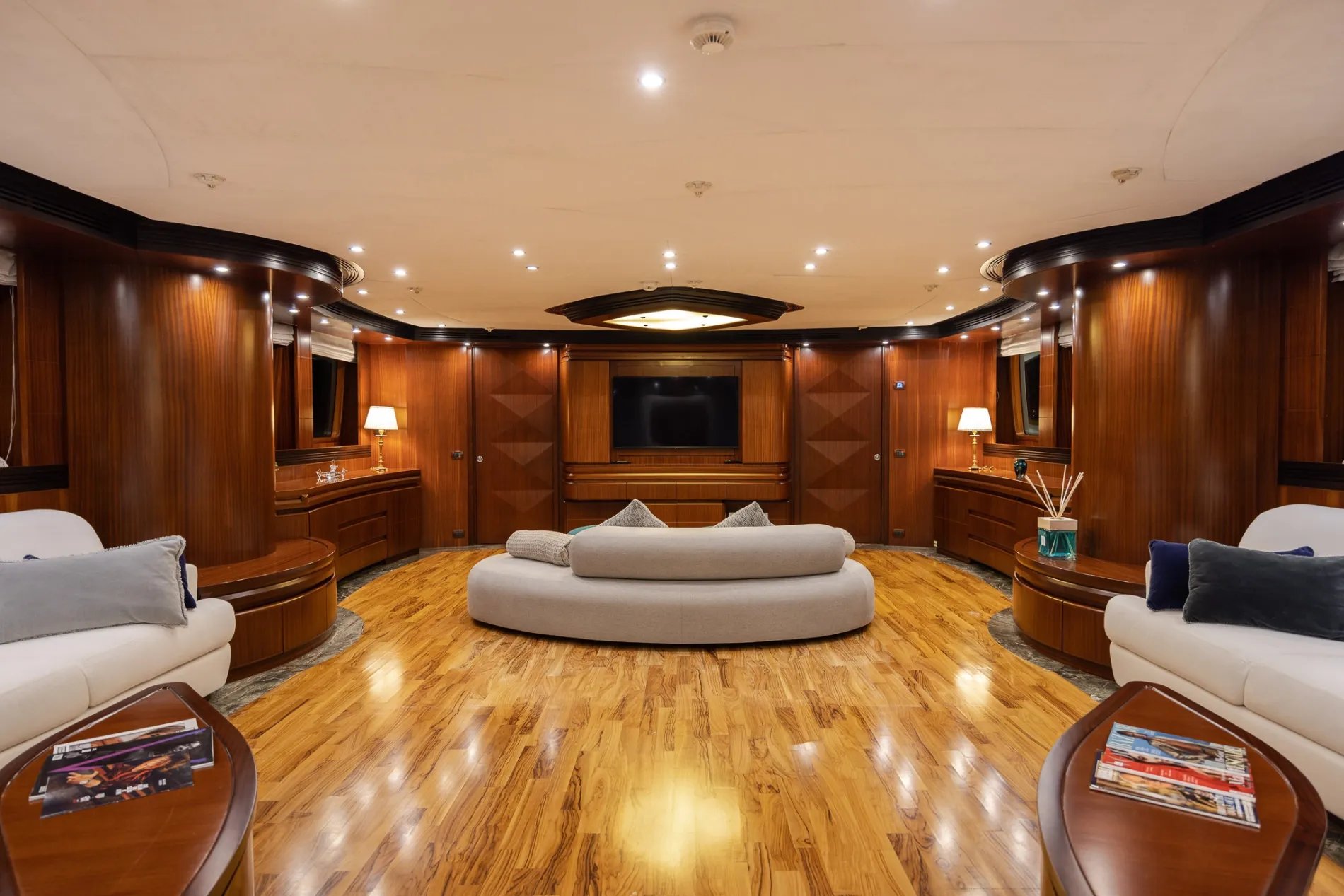 HOLIDAY yacht detail photo
