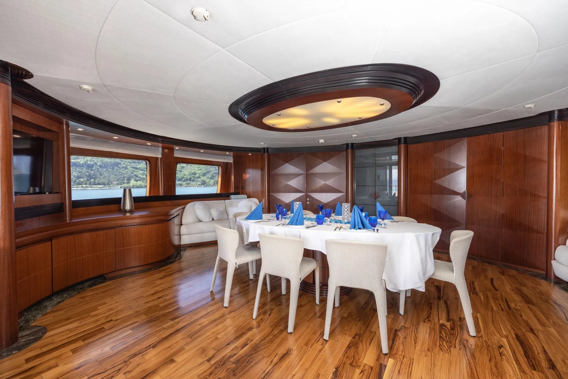 HOLIDAY yacht detail photo