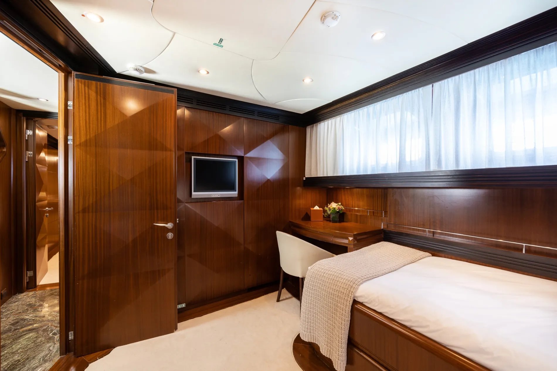 HOLIDAY yacht detail photo
