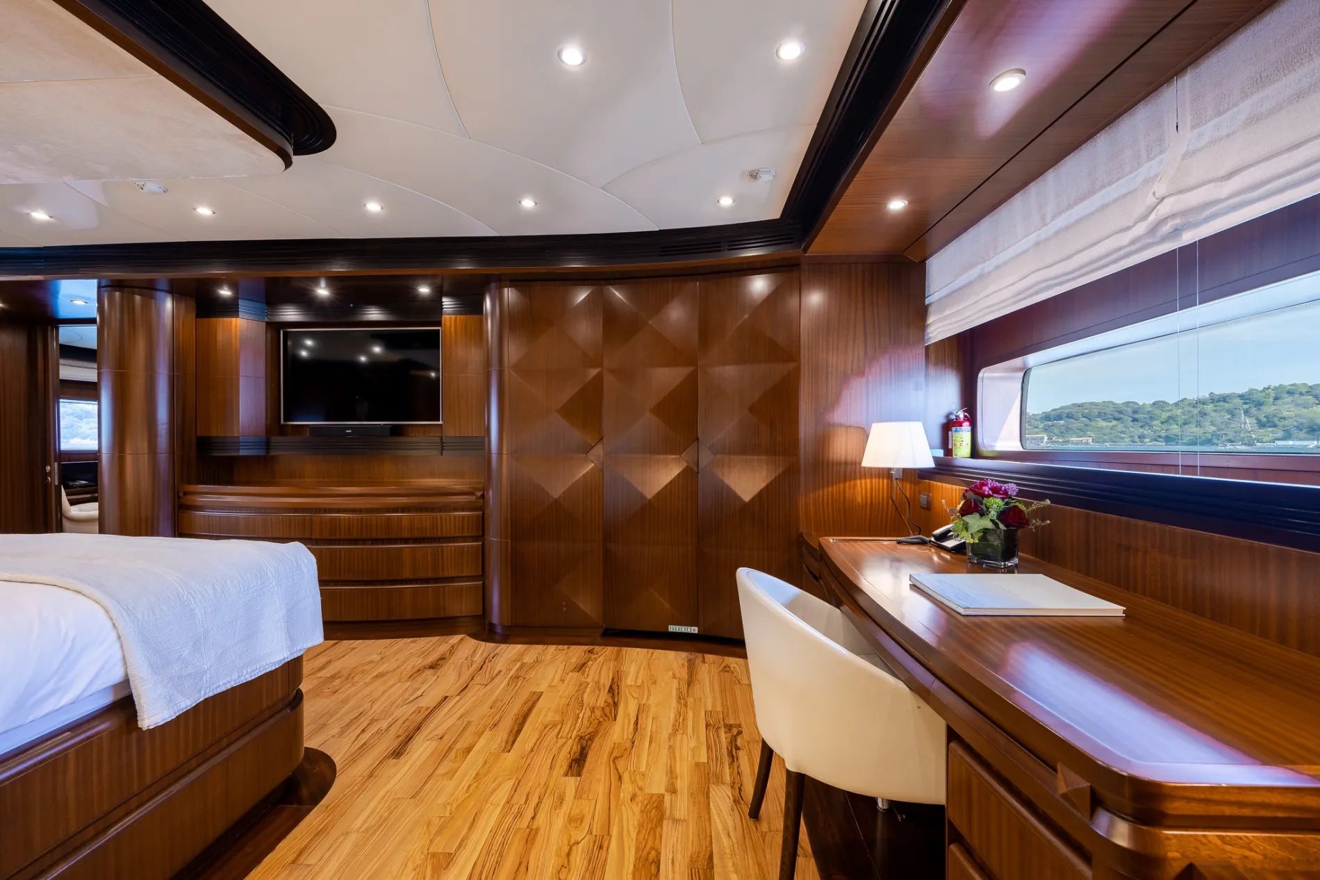 HOLIDAY yacht detail photo