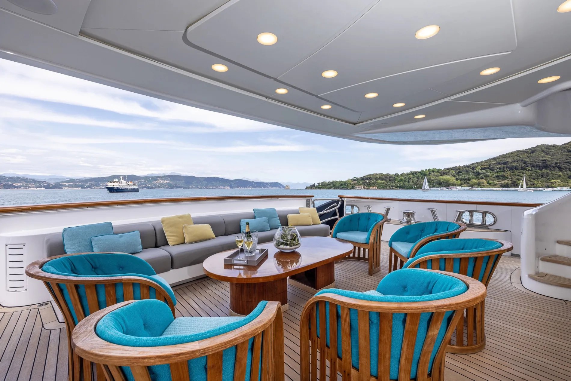 HOLIDAY yacht detail photo