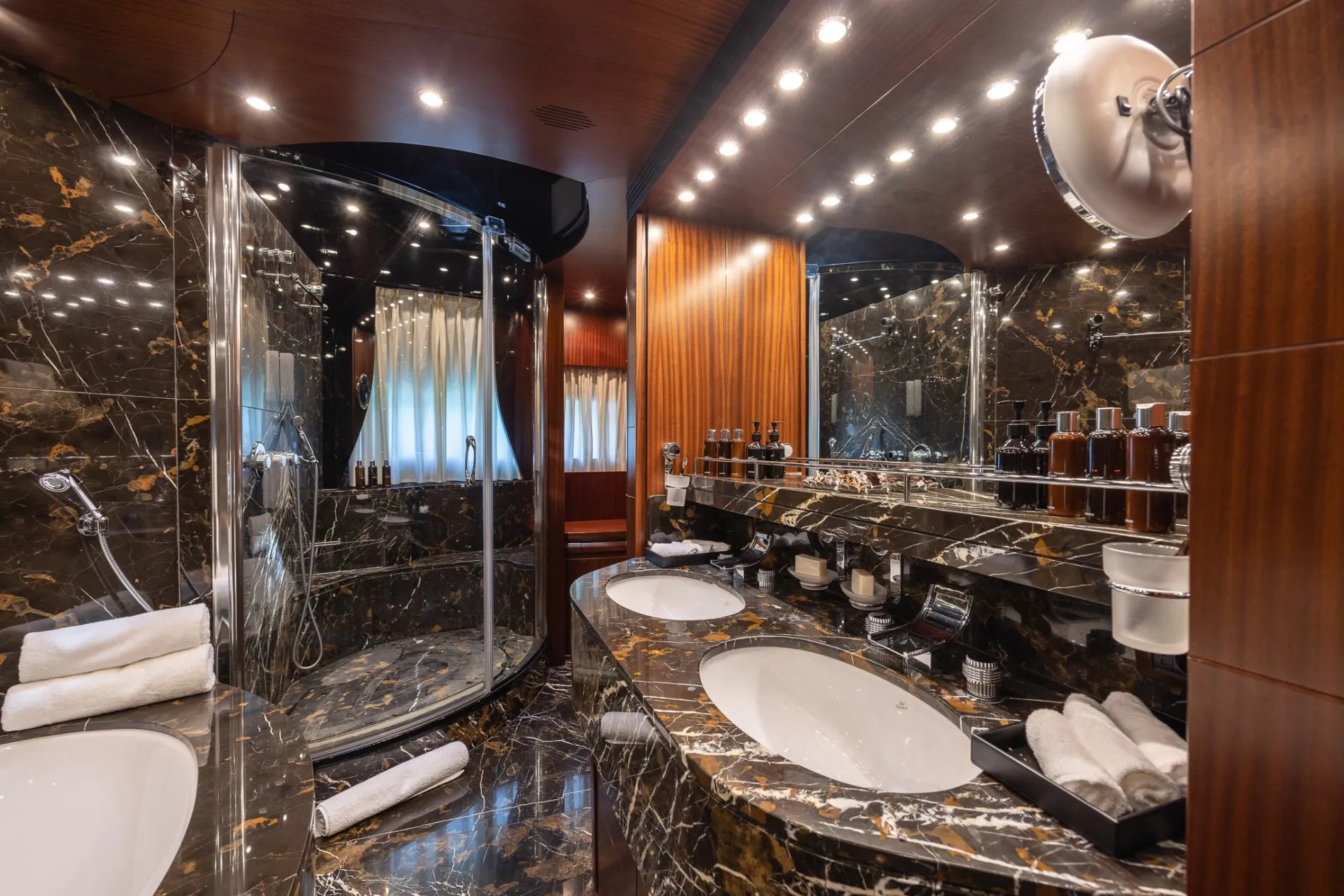 HOLIDAY yacht detail photo