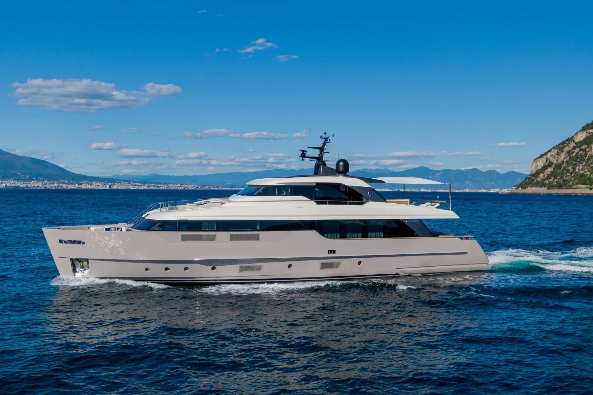 INVICTUS yacht exterior profile