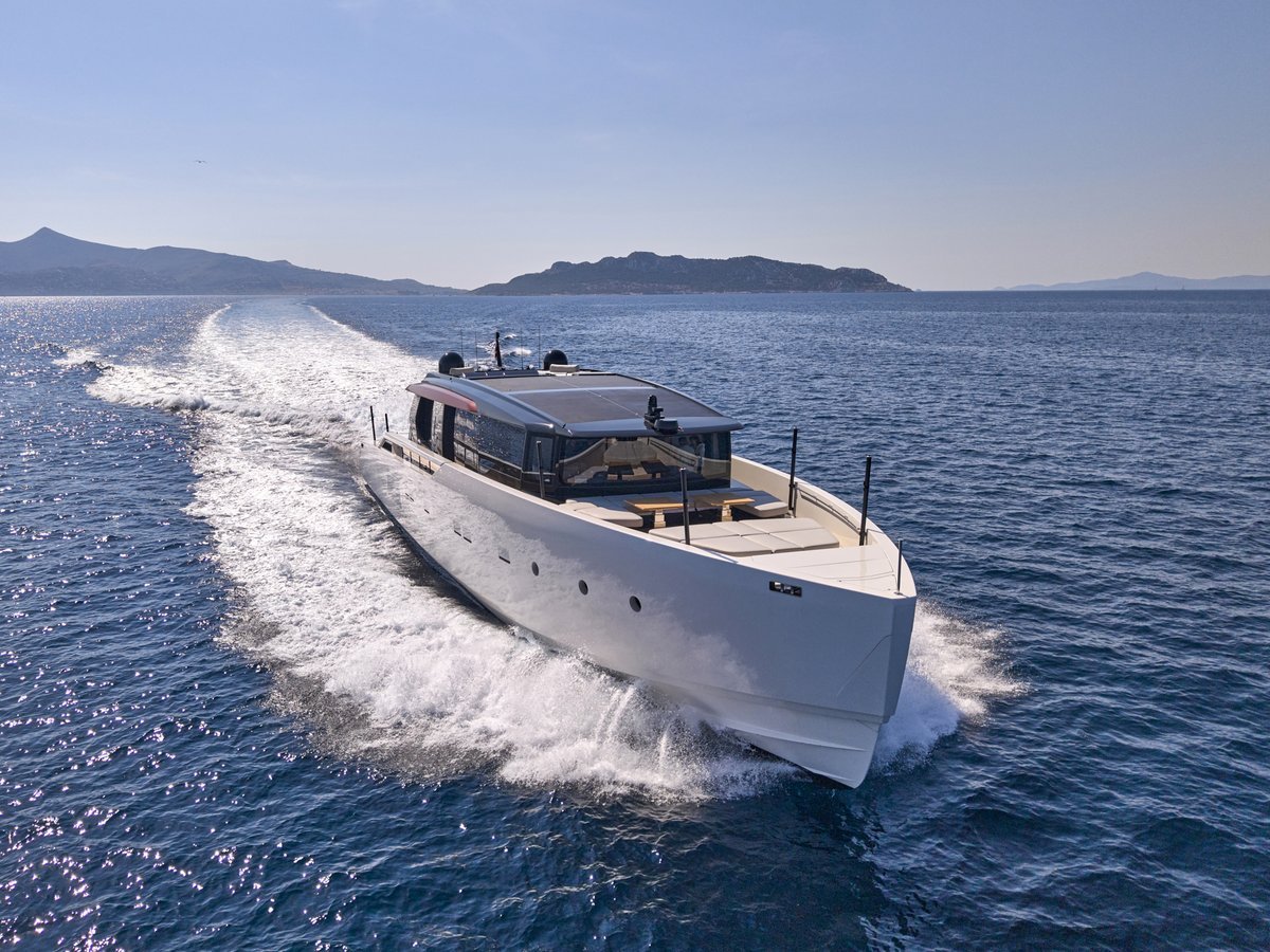 BESTIA yacht exterior profile