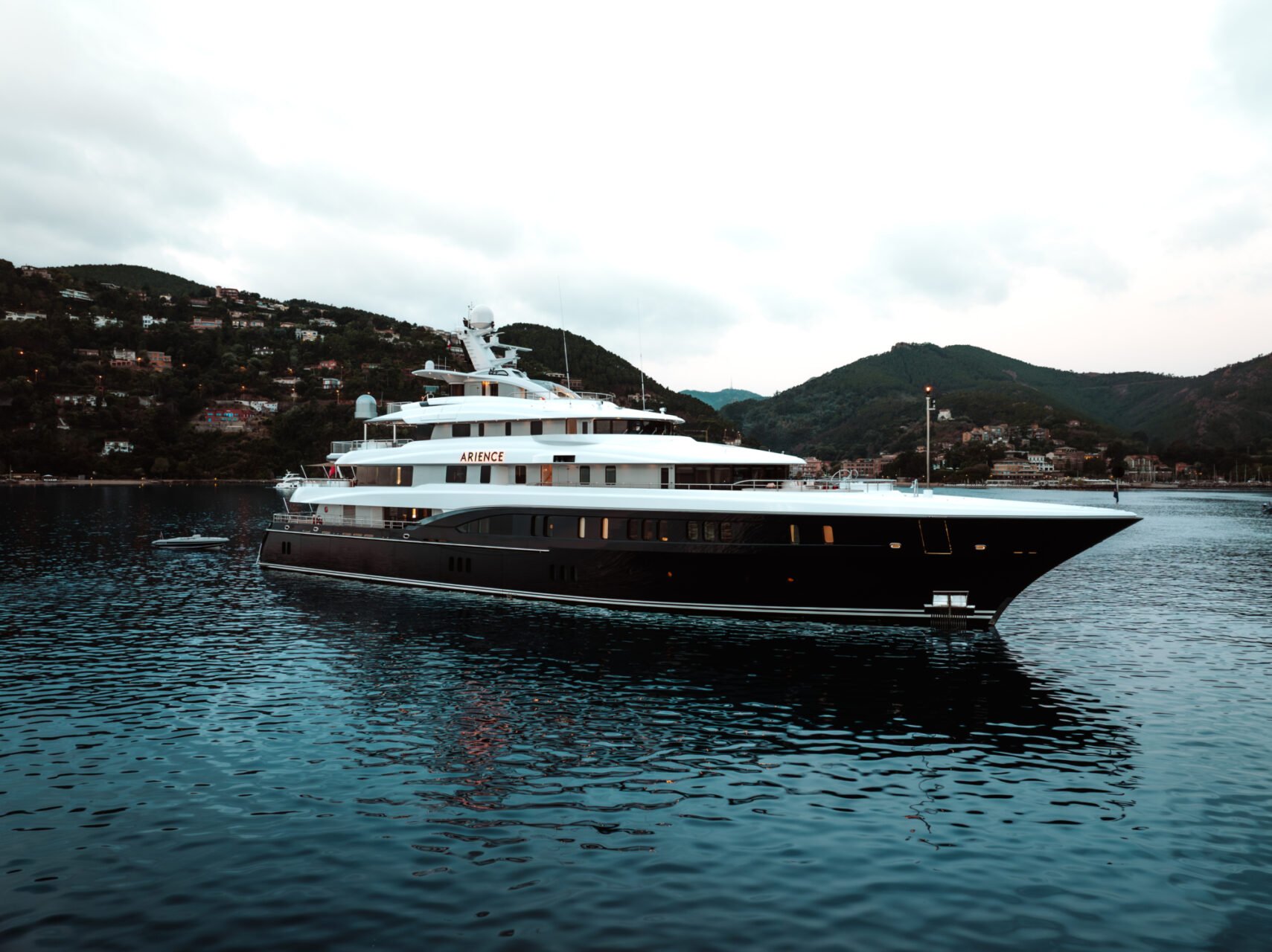 ARIENCE yacht exterior profile