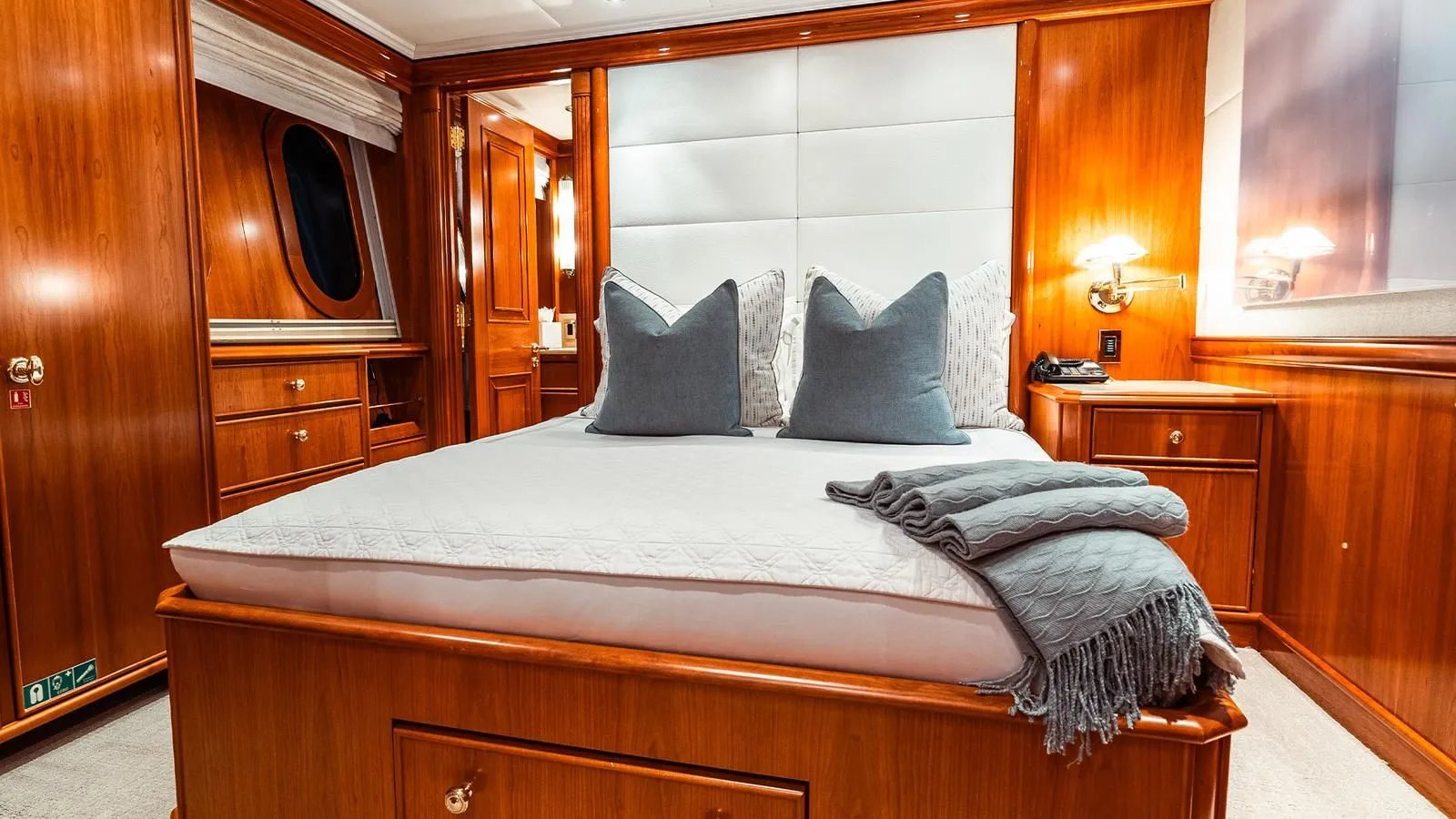 LEVERAGE yacht detail photo