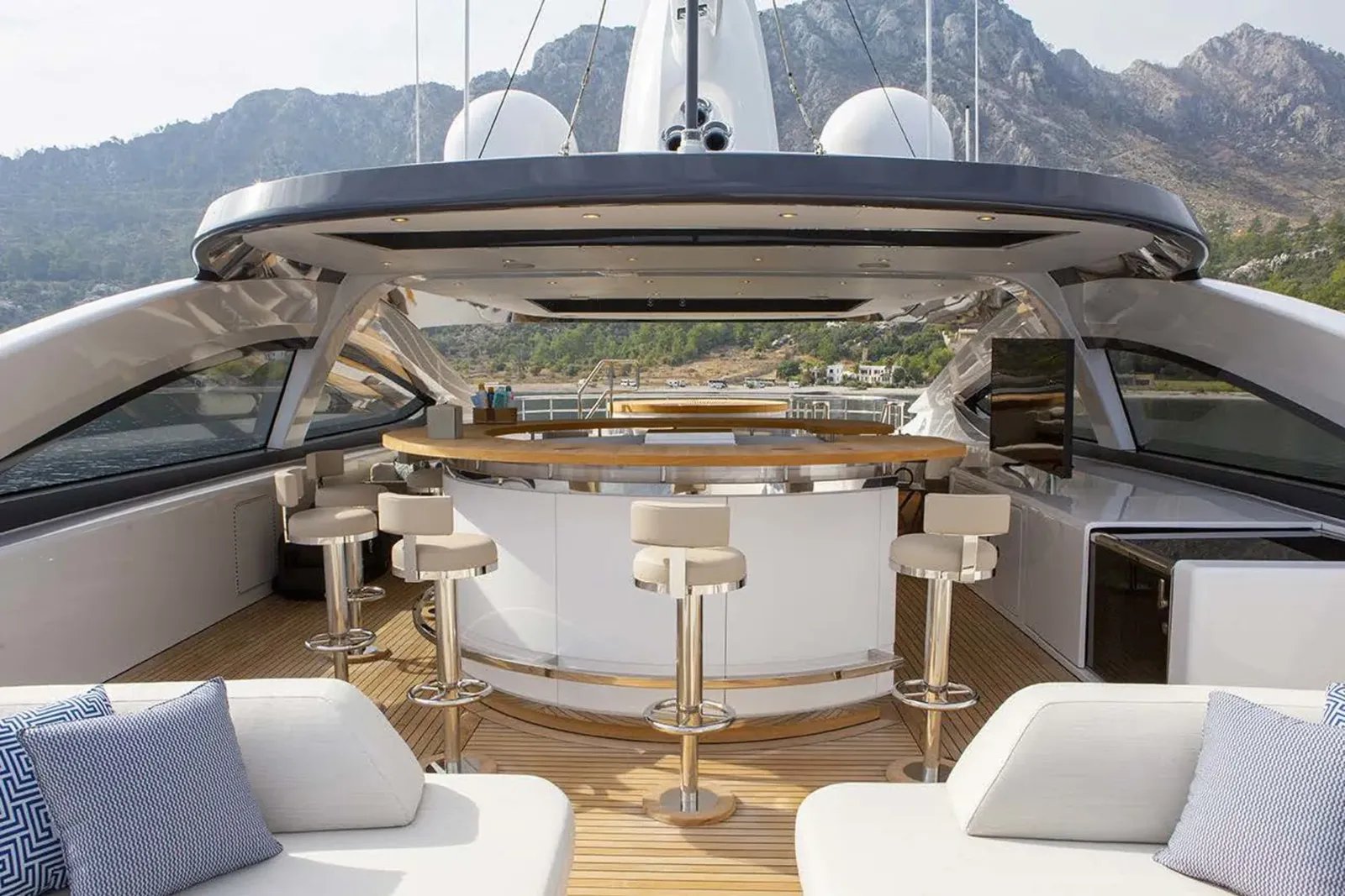 LUMIERE yacht detail photo