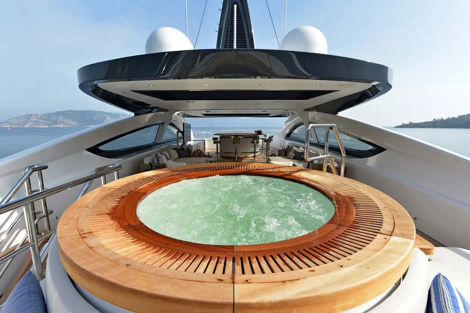 LUMIERE yacht detail photo