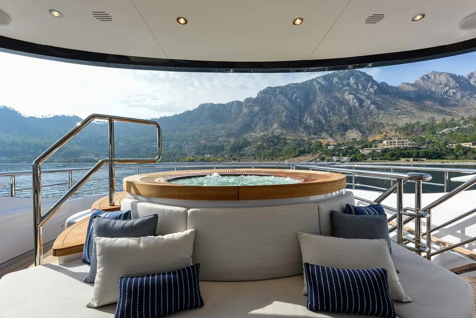 LUMIERE yacht detail photo