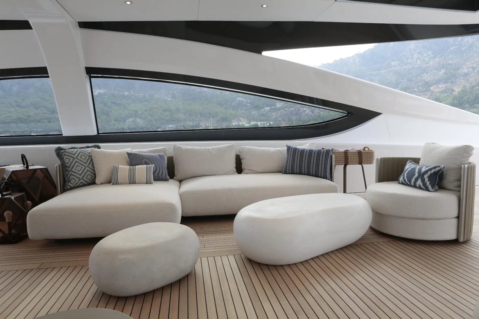 LUMIERE yacht detail photo