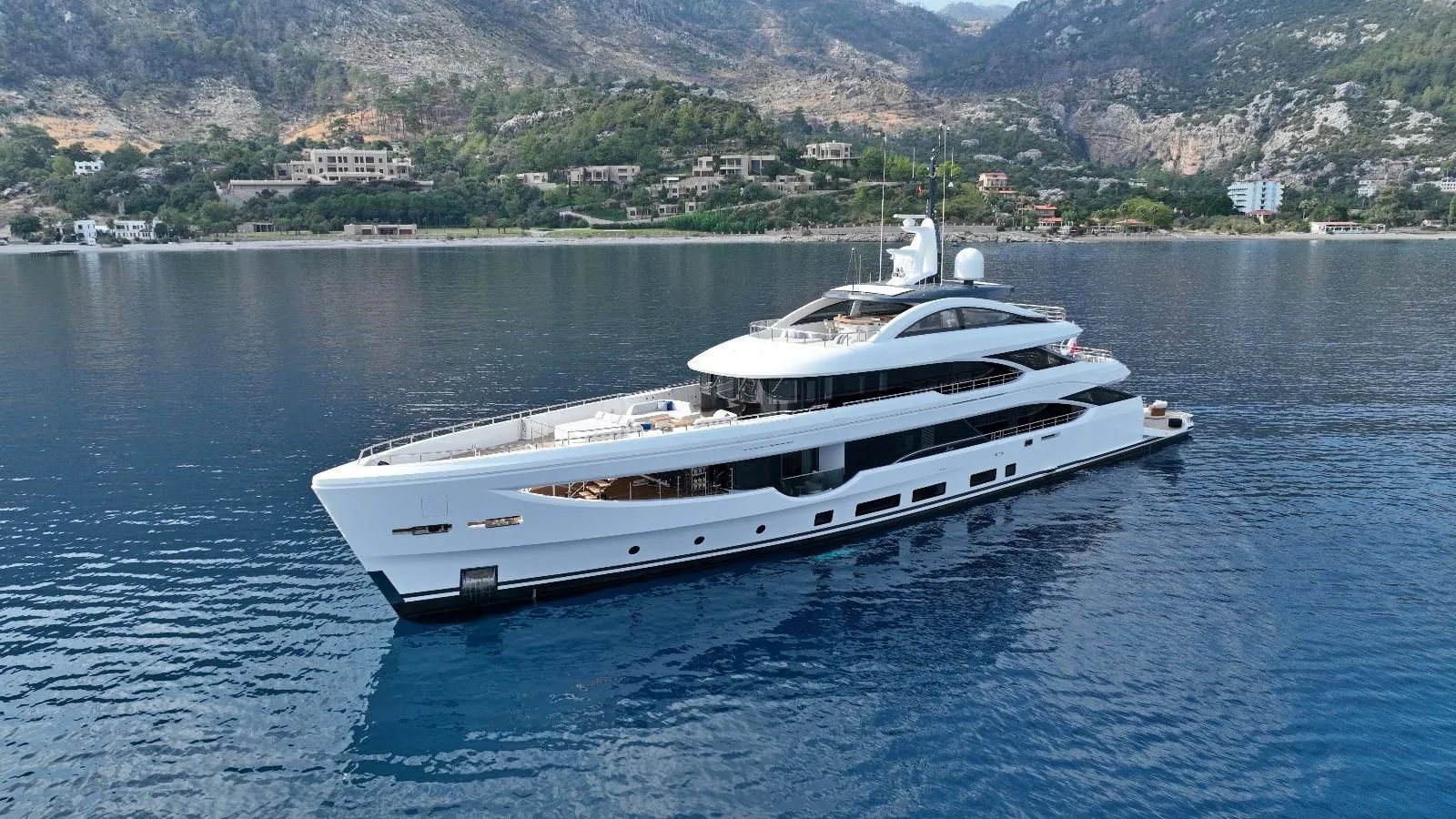 LUMIERE yacht exterior profile