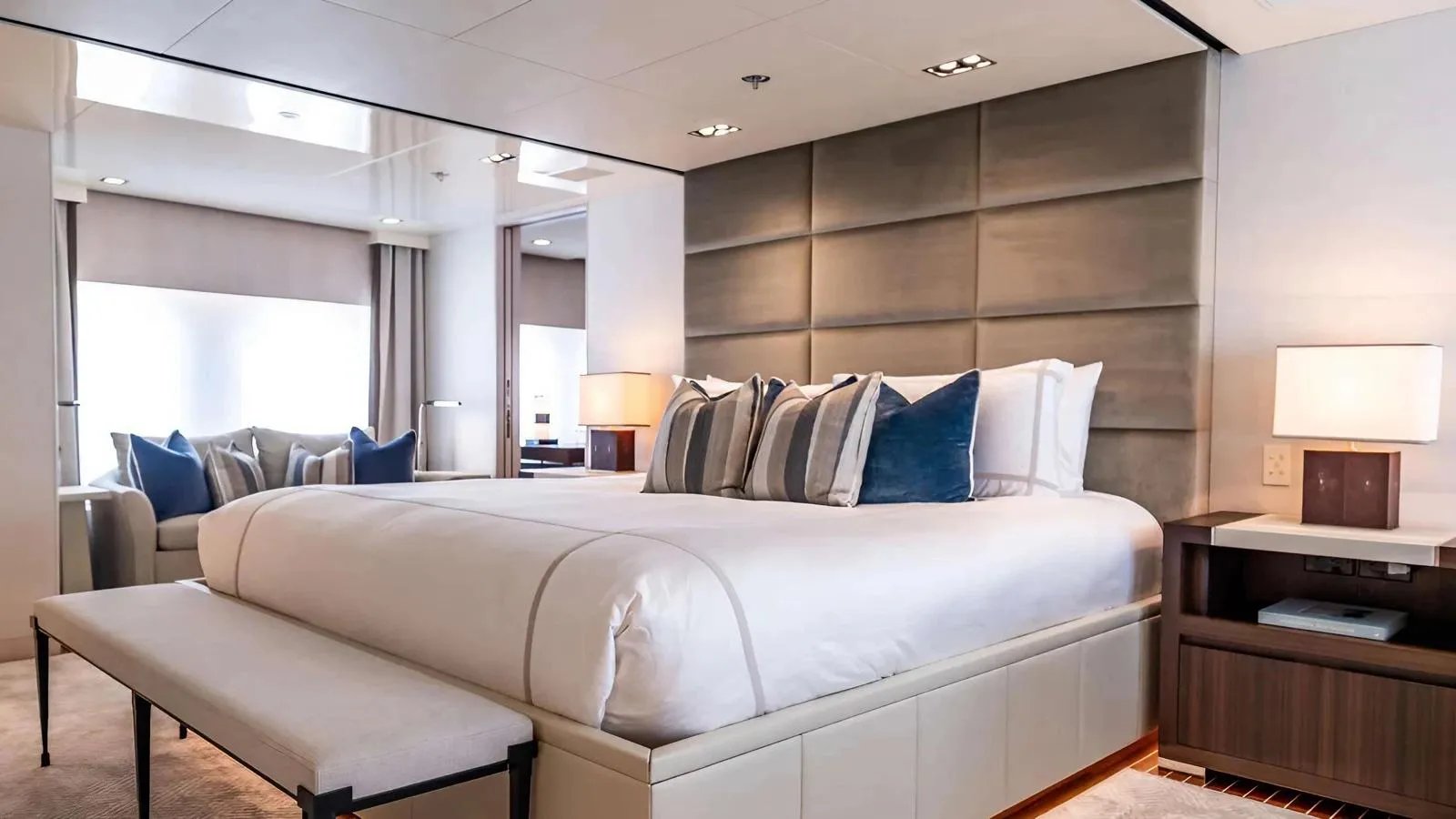 CHASSEUR yacht detail photo