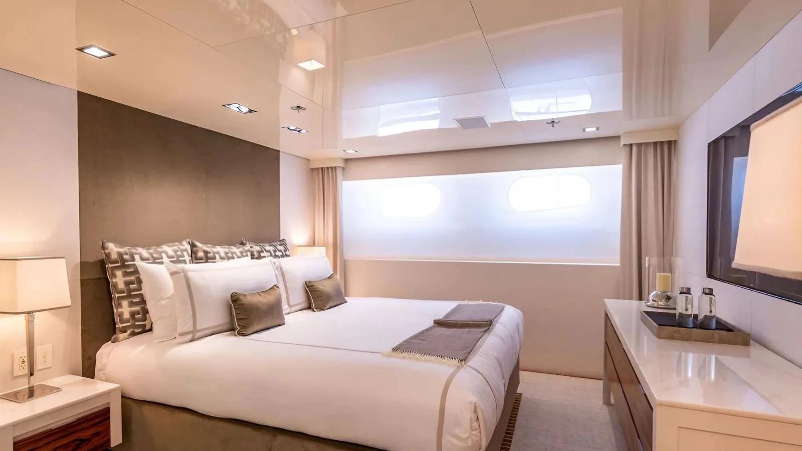 CHASSEUR yacht detail photo