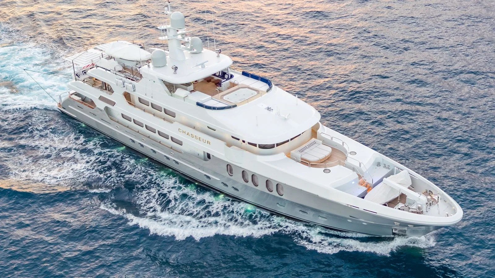 CHASSEUR yacht exterior profile