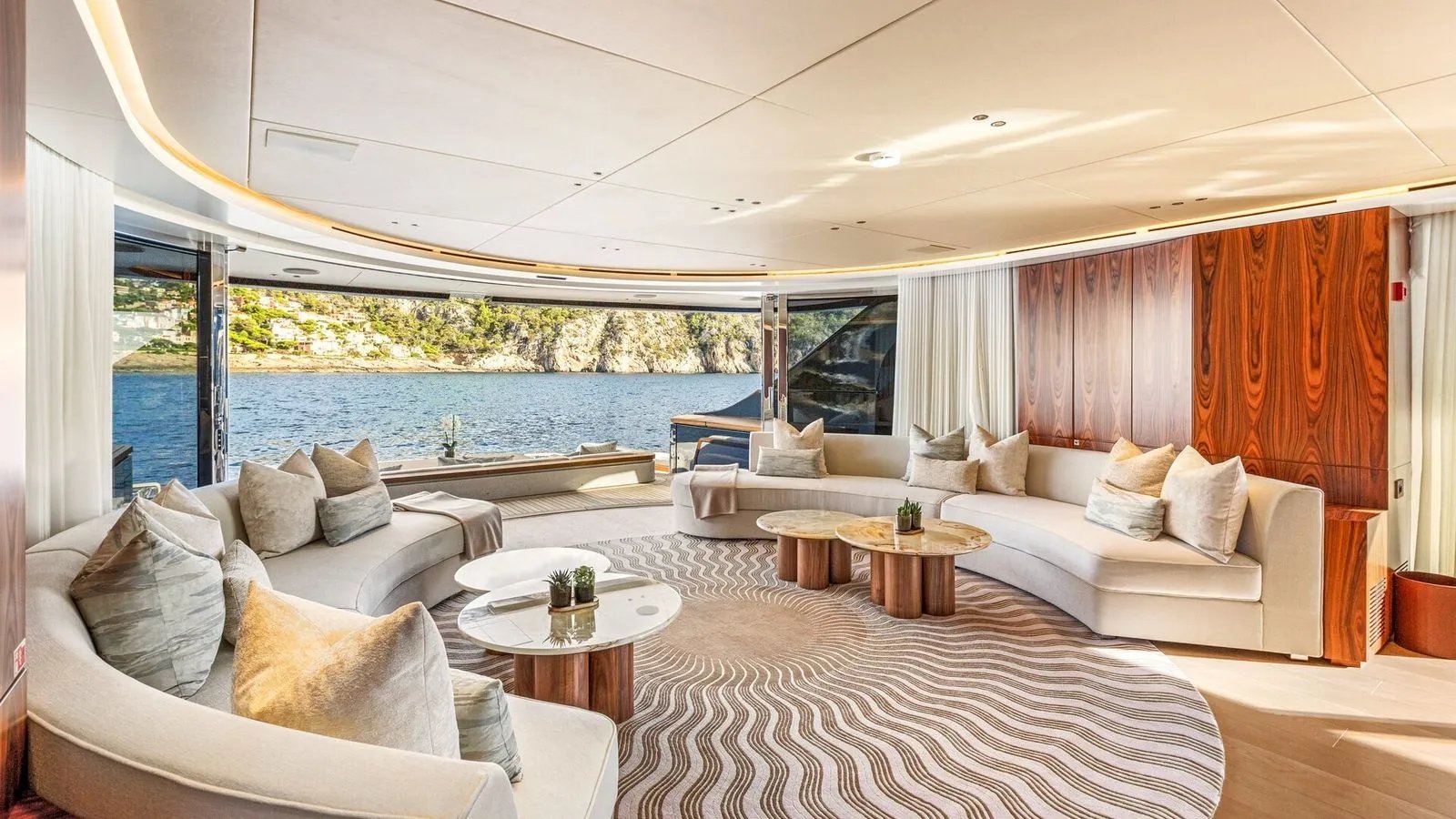 LIV LOVE yacht detail photo